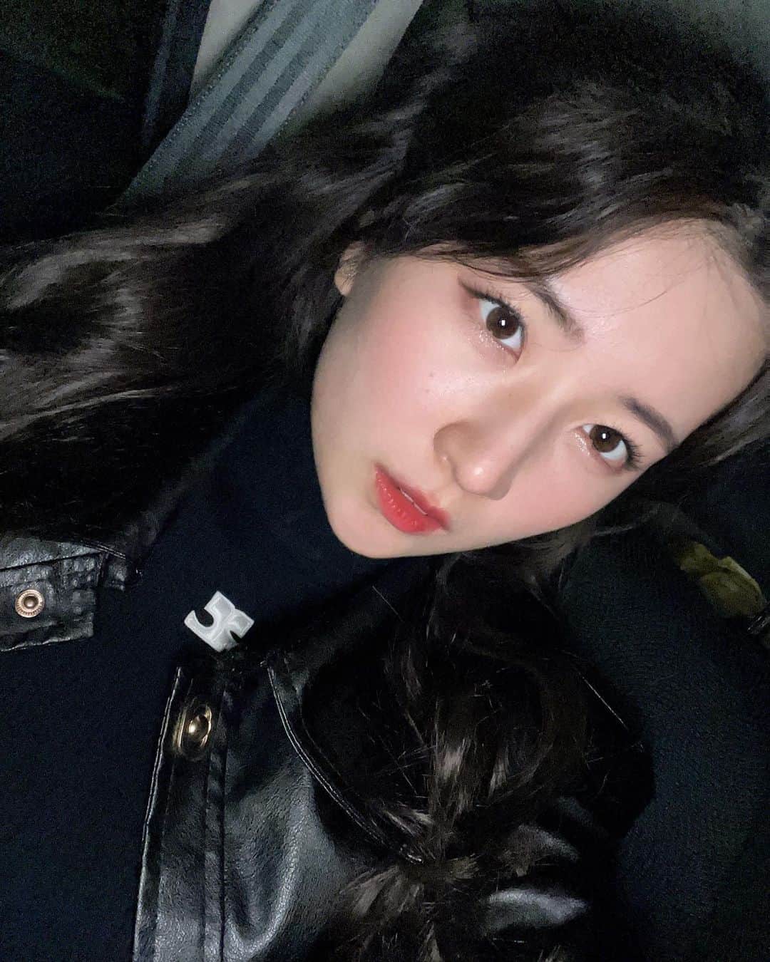 雨宮凜々子のインスタグラム：「shhh🤫🫶🏻  #selfie #셀카 #셀스타그램 #차안에서 #좋아요반사 #팔로우 #自撮り #自撮り界隈 #ハーフツイン #雰囲気 #03 #instagood」