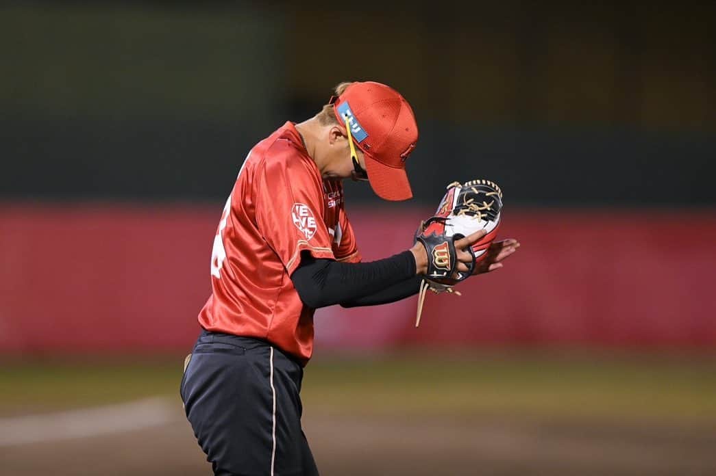 後藤希友のインスタグラム：「.  今節は滋賀県甲賀市🥷 甲賀市民球場にて、試合が行われます🔥  4/29 10:30〜 豊田自動織機シャイニングベガ🌟 4/30 13:30〜 日本精工ブレイブベアリーズ🪶  今節も沢山の応援を宜しくお願い致します！🙇🏻‍♂️ 是非！会場で待ってまぁ〜〜〜す😇  #今年の三振パフォは #デスターシャやらせて頂いてます #山さんも石川さんも丸も #なんでそんなニコニコなん😊 #絶賛右肩上がり #まぶさんとの #ツーショットがイイ🤩 #立ち上がれっど？」