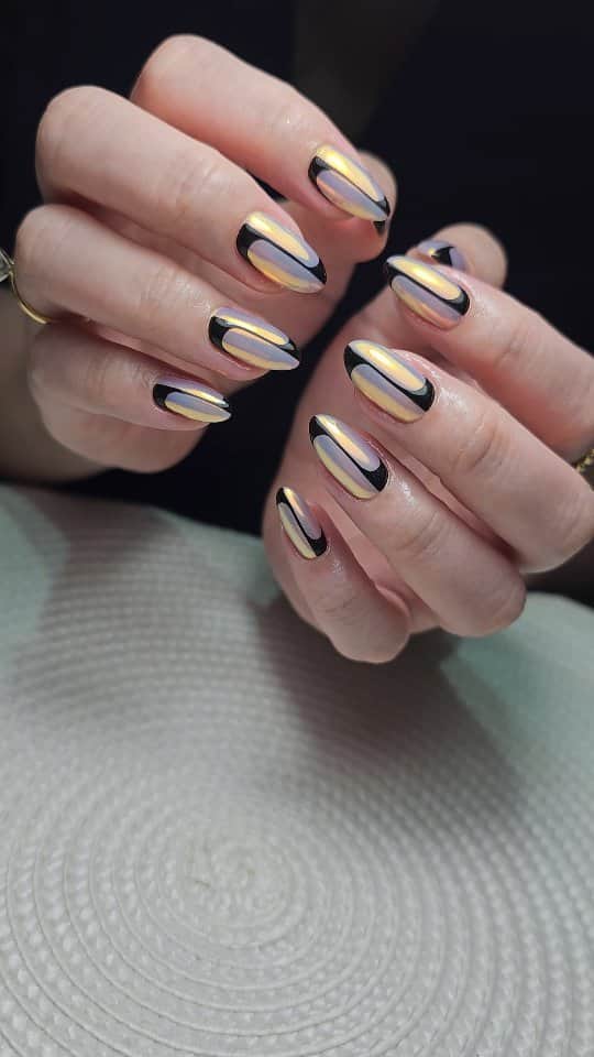 Yingのインスタグラム：「Base colour: PREGEL #925 Chrome: Ruyiya WT01 chrome powder Line art: PREGEL Art Liner Black and PREGEL Jet Black SHOP: @nailwonderlandsg www.nailwonderland.com  Inspo: @nailsbyzola」
