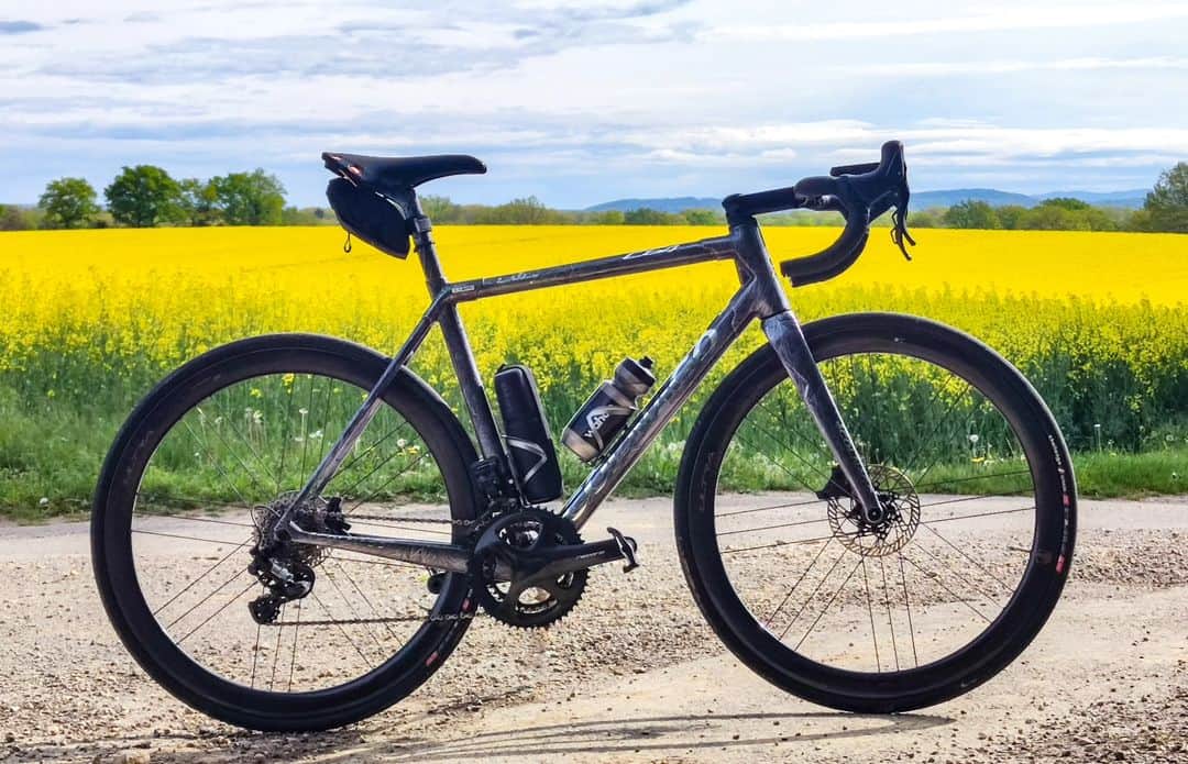 別府史之のインスタグラム：「I went out for a bike ride for a DIGITAL DETOX But, came back here again 😅👍 #Colnago #C64」