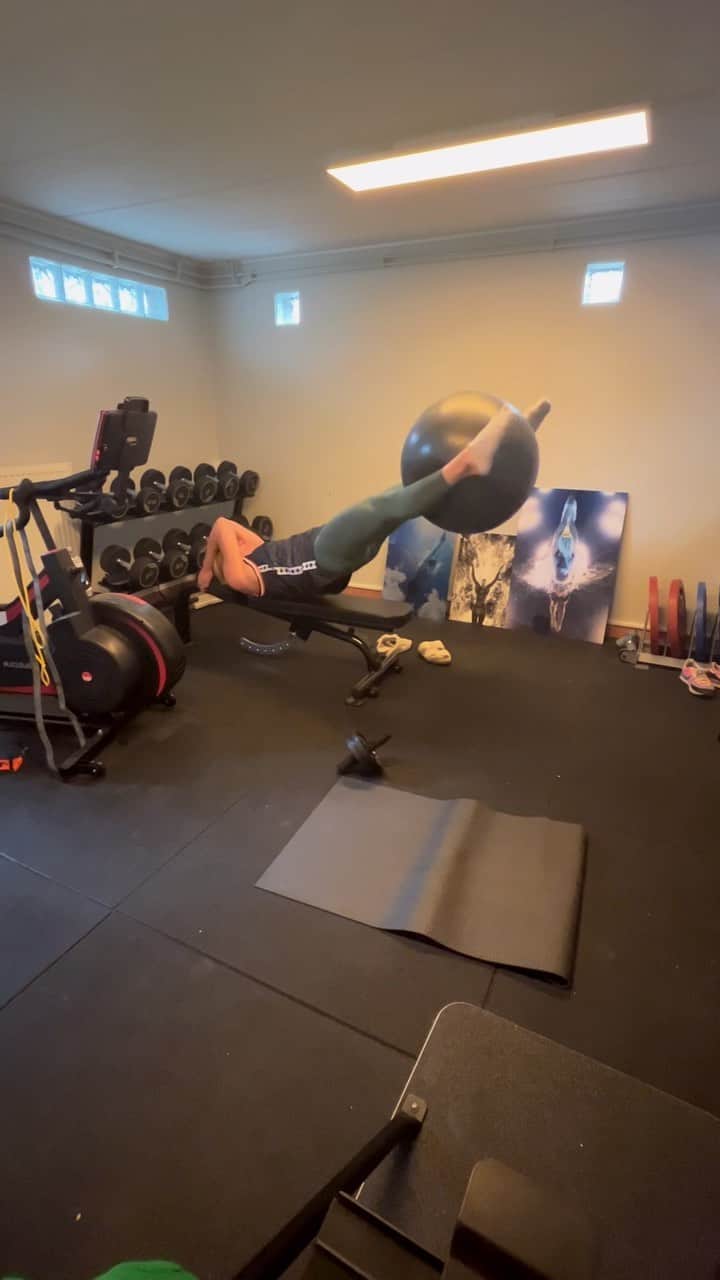 サラ・ショーストレムのインスタグラム：「Love a evening session in our homegym after a busy day 👏🏼😎 Working on my ring pull ups and my dance moves 🤔」