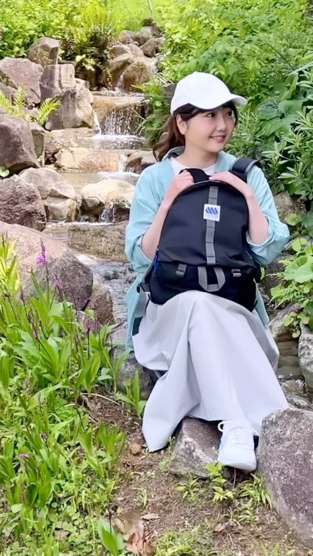 橘珠里のインスタグラム：「🌲 𝗠𝗔𝗗𝗗𝗘𝗡 🎒 “𝗙𝗹𝗮𝘁 𝗜𝗿𝗼𝗻  𝗠𝗗𝗡𝗠-𝟬𝟯”   先日のお出かけ🌿  元気をくれる大好きな曲で リール動画にしてみました  癒し動画風ですが、 最後の方は …何かが遊びにきてくれて…😱 🐝🦟🐜?!  皆様も連休 楽しくリラックスできますように✰︎  パックパックは、 アメリカの老舗アウトドアブランド 【𝗠𝗔𝗗𝗗𝗘𝗡（メデン）】 @madden_jpn のものです🎒  一度こちらのバックパックを使い始めてから、すっかりお気に入りになりました⋆͛  今回持っているのは『𝗙𝗹𝗮𝘁 𝗜𝗿𝗼𝗻（フラットアイロン） 𝗠𝗗𝗡𝗠-𝟬𝟯 』です  程よいサイズ感なので、タウンユースにも、アウトドアのお出かけにも、幅広く使いやすいです⋆͛  強度と撥水もあり、ユニセックスデザインなので、みんなにおすすめのバッグだと思います🌈  ストーリーズからメデンの公式サイトに行けますので、是非チェックしてみてください⸝⋆  #MADDEN #メデン#MaddenAmbassador #FLATIRON #OUTDOOR #bagpack #theravens #バッグパック #バックパック #リュック #リュックコーデ #リュック女子 #バックパック女子 #バックパックコーデ #カジュアルコーデ #カジュアルファッション #白鯨 #大人カジュアルコーデ #ユニセックス #ユニセックスファッション #キャンプコーデ #キャンプ女子 #キャンプファッション #アウトドア #アウトドアコーデ #キャップ女子 #キャップコーデ」