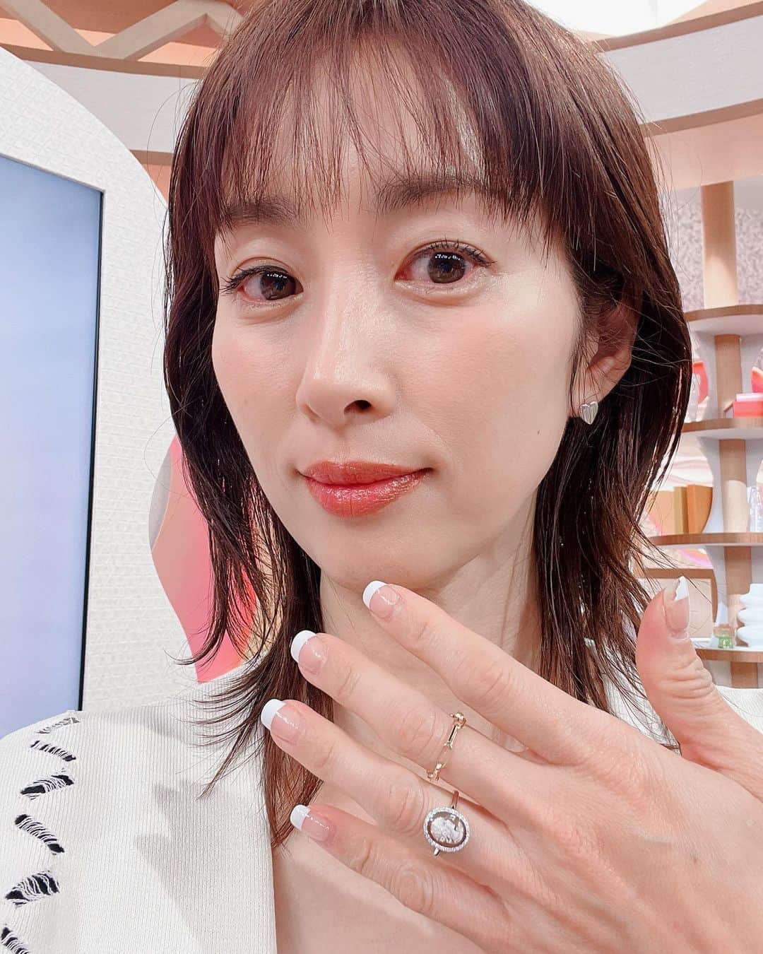 のインスタグラム：「昨日のABC newsおかえりの衣装です！ . . ワンピース @celford_official   アクセサリー @undertherose3019  @yoaa.official  シューズ @charleskeith_jp  . #ワンピース #ワンピースコーデ #onepiece #black #黒 #blackcode #accessories #accessory #アクセサリー」