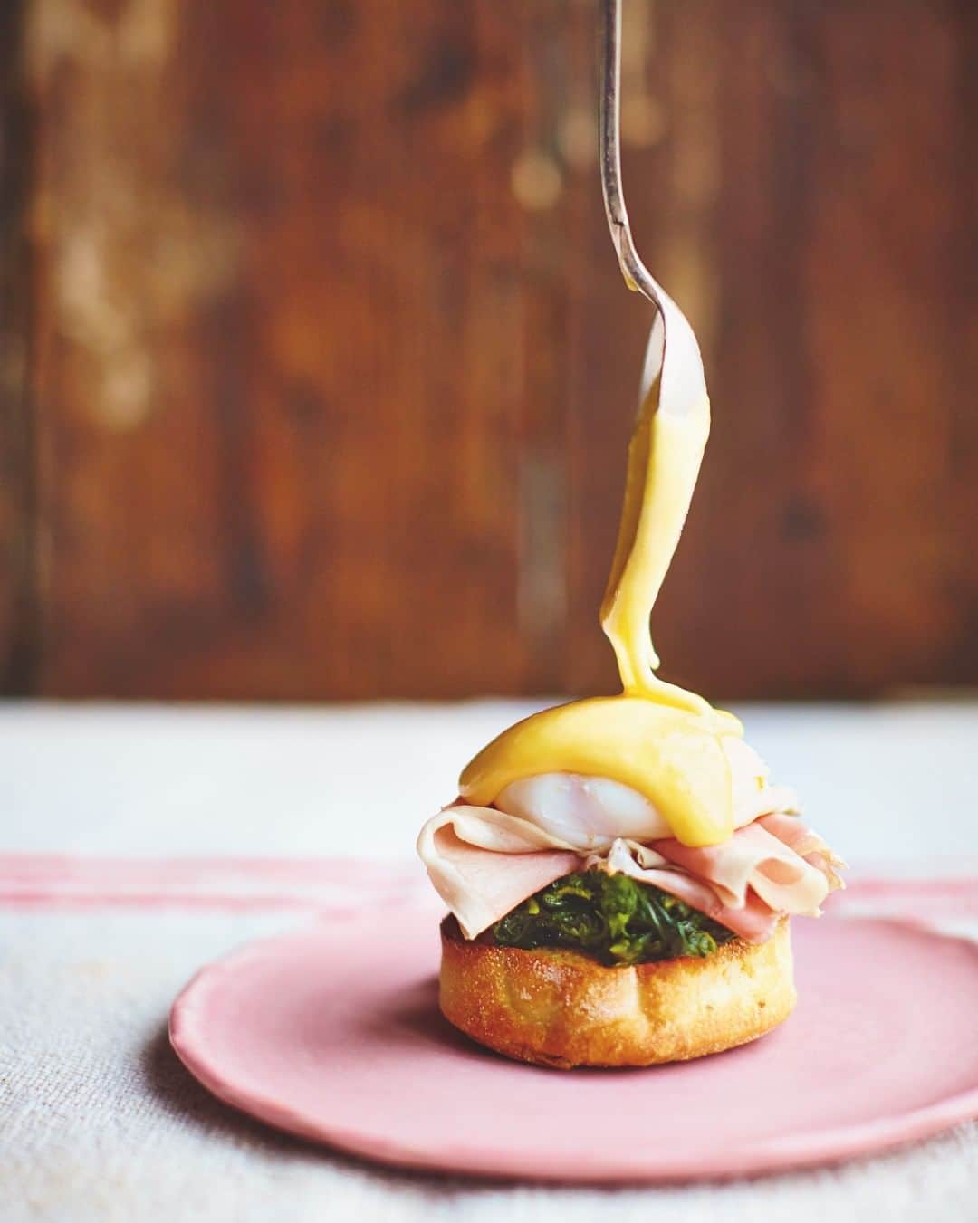ジェイミー・オリヴァーのインスタグラム：「The #bankholiday weekend is so nearly here!! What's everyone got planned for the long weekend??  In the Oliver household it will start with a lazy morning and a delicious brunch...if you're planning on doing the same check out all these recipes you can get for free over on my website! There really is something for everyone 👉👉👉 have a good one joxx x  #FridayFeeling #brunch #weekendvibes」
