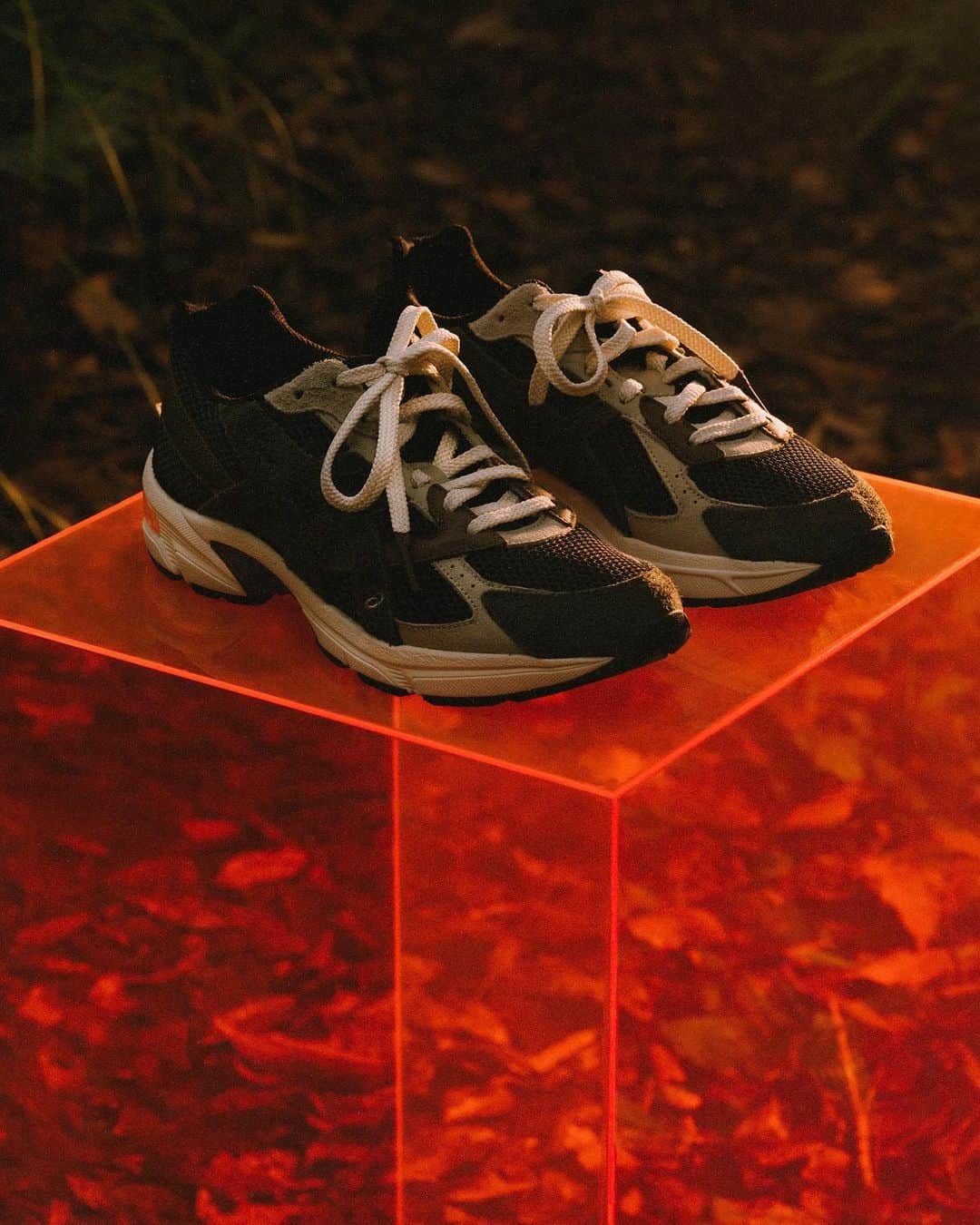 のインスタグラム：「【 Info 】 ＜ASICS × HAL STUDIOS＞GEL-1130 MKⅡをハウスカード会員様限定の抽選で販売いたします。販売方法は下記ご案内をお読みください。  Price : ¥19,800 Size : 26, 26.5, 27, 27.5, 28, 28.5cm  【販売方法】 ハウスカード会員様限定抽選販売 ・抽選サイト：5月1日（月） 11:00頃にユナイテッドアローズ＆サンズのインスタグラムストーリーズにてお知らせします。  【抽選スケジュール】 ・抽選エントリー受付期間：5月1日（月）11:00～5月2日（火）23:59 ・当選メール配信日： 5月11日(木) ※ 当選者のみにメールを送信します  【抽選販売に関するご確認事項】 ・ハウスカードへの本登録を済ませた会員様のみエントリーできます。 ・本登録いただいているハウスカード情報と異なる場合は、抽選対象外となります。 ・ハウスカード登録の住所と異なる住所への発送、お届け日時のご指定はできかねます。 ・おひとり様1品番につき1エントリー可能です。複数エントリー（サイズ違い）は抽選対象外となります。 ・入荷点数・在庫点数についてはお答えしておりません。 ・キャンセルが発生した場合は、順次再販売されることがございますが、詳細についてはお答えしておりません。 ・販売方法については事情により変更する可能性がございます。 ・トラブルの発生や不正が発覚した場合は、販売中止や販売方法の変更をすることがございます。 ・当選された商品は注文取消し・返品・交換対象外商品となります。 ・万が一、商品が不良品の場合は、交換のご用意ができないため、ご返金にて対応いたします。 ・商品に不良が無い場合、包装紙および箱の破損がございましても、発送させていただきます。 ・上記の確認事項に反する行為を確認した場合は、今後UNITED ARROWS ONLINEがご利用できなくなる場合がございます。」