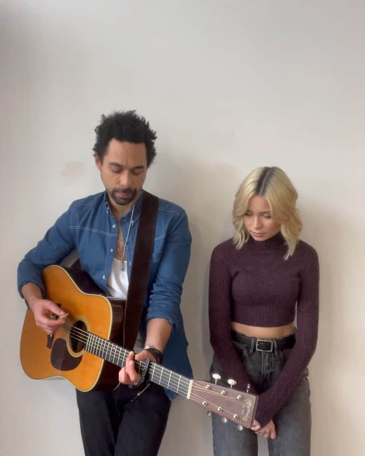 ニーナ・ネスビットのインスタグラム：「as some of you may know country music is what inspired me to pick up a guitar and become an artist. so excited to step into this world on my new collab, make it easy, with @benearlemusic 🤍 I’m still such a fan of country music and it definitely inspires almost every song I write. I’ve also been a huuuuge fan of @theshiresuk ever since writing with them on their ‘my universe’ album. these songs were my first cuts as a writer and ben really took a chance on me at the time. i’m so excited to be a part of his first solo release and very excited for what’s to come. make it easy is out today, check it out 🤠」