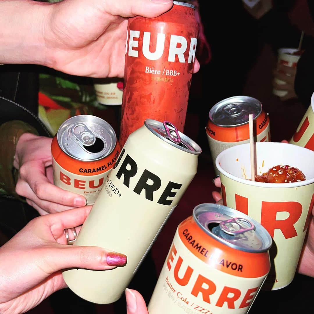 のインスタグラム：「【イベント取材】　韓国発のバタービールブランド「ブーランジェリーブール（BOULANGERIE BEURRE）」が日本初上陸！渋谷パルコ1階で4月28日〜5月7日までポップアップストアをオープンします。 バターやキャラメル、ヘーゼルナッツ特有の風味豊かな甘さと香りを加えたビールなどのドリンクを展開します。今回は、1番人気の“ブール ビール”、韓国焼酎をベースにした“ブール スピリット”、バターの香りとキャラメル風味をミックスした”ブール バターコーラ”が登場。  そのほか、オリジナルのマグカップやキーホルダーなどのオリジナルグッズも販売します。  ■BEURRE TOKYO POPUP STORE 日程：4月28日‒5月7日 時間：11:00〜21:00 場所：渋谷パルコ 1 F（東京都渋谷区宇田川町 15-1）  詳細は @wwd_jp プロフィールのリンクから  #ブーランジェリーブール#BOULANGERIEBEURRE#バタービール#ビール#beer#ブールビール#ブールスピリット#ブールコーラ#渋谷パルコ#shibuya#渋谷#おでかけ#ポップアップストア#グルメ#ゴールデンウィークイベント #ゴールデンウィーク」