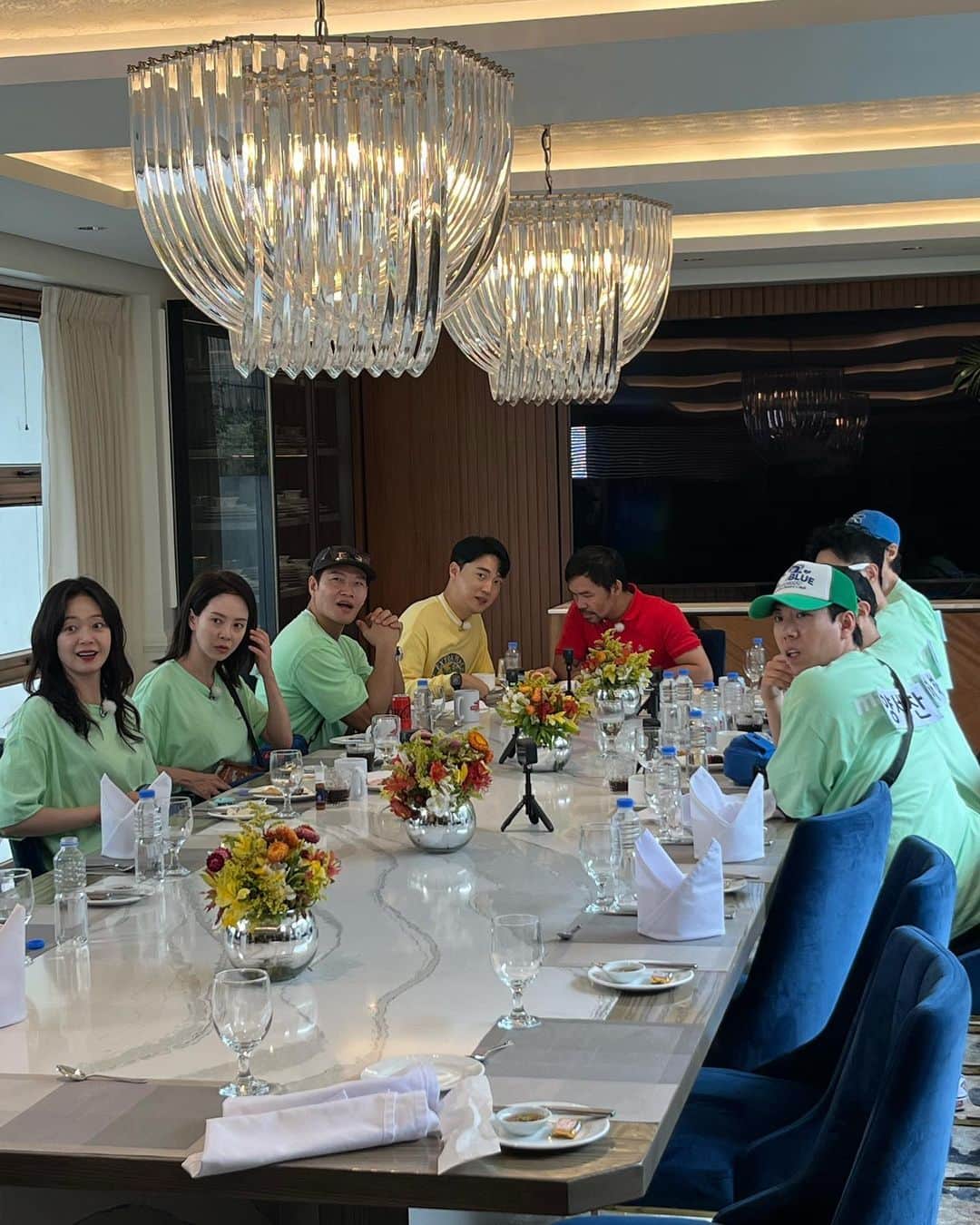 Ryan Bangのインスタグラム：「Thank you for this opportunity being translator for Sen. Manny Pacquiao in Running Man 🫶🏻🏃‍♂️and thank you Sen. @mannypacquiao and Madam @jinkeepacquiao for your kindness and I always feel blessed every time you welcome me like a family 👨‍👩‍👧‍👦  #runningman #런닝맨 #필리핀 #매니파퀴아오」