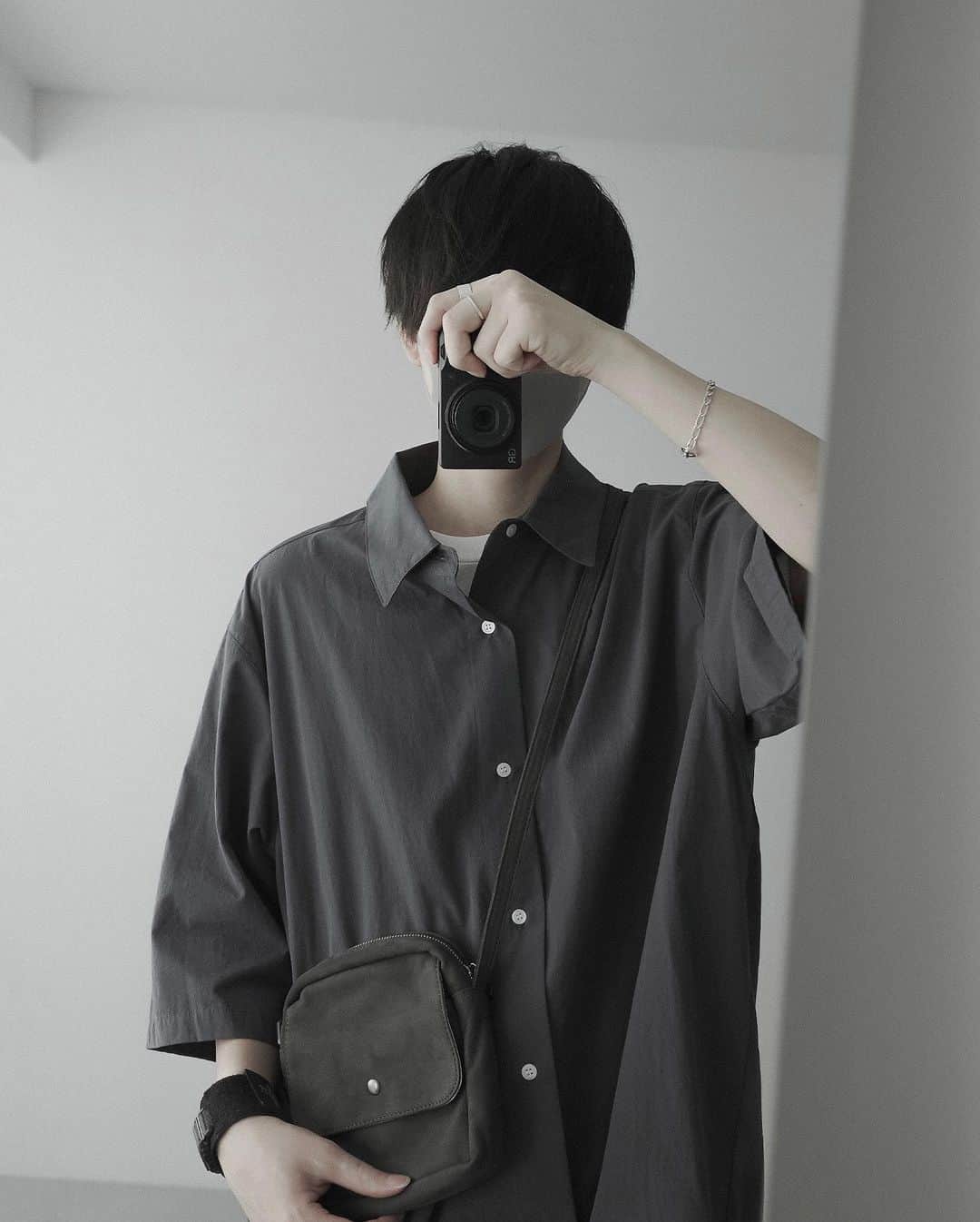 JUN / Yohukasiのインスタグラム：「気に入り過ぎて長袖verも作ってしまった半袖シャツ  #remer #シンプルコーデ #ファッションデザイナーの暮らし」