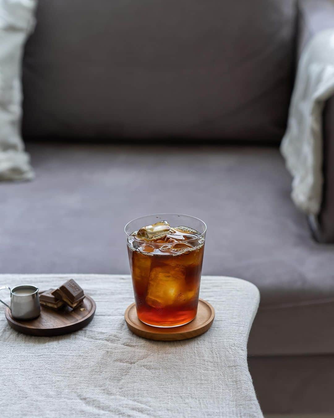 cafe_no_maのインスタグラム：「. English follows Japanese 滴下式の水出しコーヒー。iwakiのsnowtopシリーズに出会ってから、すっかりその「まろやかな味わい」にハマってしまいました。  滴下式は、一滴一滴、時間をかけて抽出する水出しコーヒーです。水のまま低温で抽出するため油分が抽出液に溶け込まず、すっきりとしたマイルドな味わいに。これからの季節、氷を入れたグラスに注いでゴクゴク飲めるのがいいですよね。  味わいだけでなく、器具のデザインもハマった理由のひとつでした。パーツの多くはなめらかなカーブが美しいガラスと木で構成されています。ナチュラルな雰囲気もありインテリアの邪魔になりません。ピチャン、ピチャンと雫が落ちる音も環境音のような響きがあって、なんだか落ち着くんです☕️  # 木枠のあるタイプは終売のようです # さらにシンプルなタイプは販売中のようです # カフェノマオリジナルブレンドも相性バツグン¥1,520〜  Drip-style cold brew coffee, I have been completely addicted to the "mellow taste" of iwaki's snowtop series since I first came across it.  Drip brewing is a process that takes time to brew the coffee drop by drop. Since the coffee is brewed at low temperature with water, oil does not dissolve into the extract, resulting in a clean, mild taste. In the coming season, you can pour it into a glass with ice and gulp it down.  In addition to the taste, the design of the apparatus was another reason I was hooked. Most of the parts are made of glass and wood with beautiful smooth curves. It has a natural atmosphere and does not interfere with interior design. The sound of the drops falling with a pichang, pichang also sounds like an environmental sound, and it's kind of calming ☕.  # The type with a wooden frame seems to be sold out # The simpler type seems to be on sale. # cafenoma's original blend is also a perfect match! #coffee  #うちカフェ #iwaki #coffeetime」