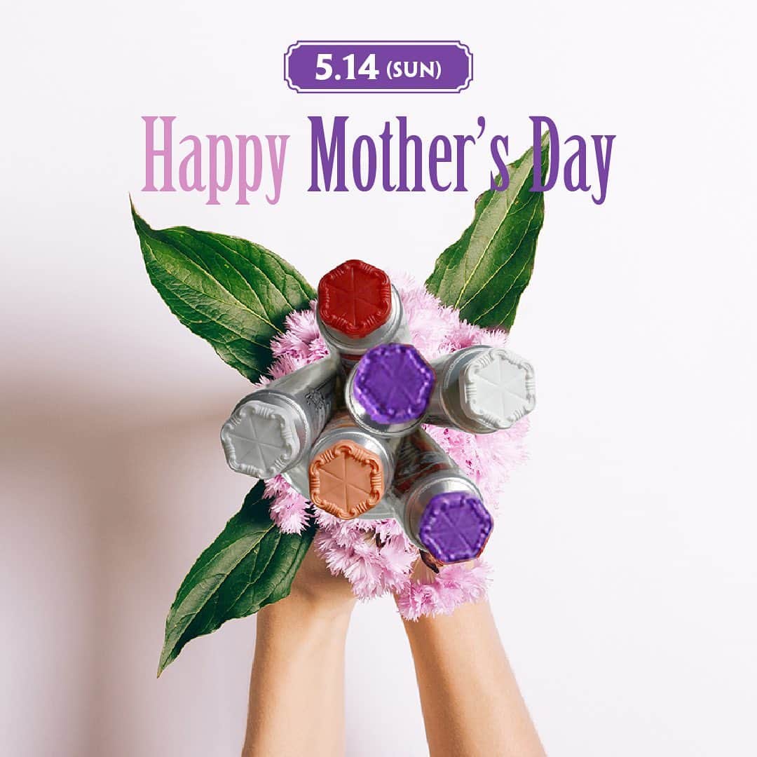 Marvisのインスタグラム：「【母の日おすすめ𝐆𝐢𝐟𝐭💐】 5月14日(日)は母の日。 大切なお母さんへのプレゼントはもうGETしましたか？  毎日の歯磨きだからこそ、少しでも良いものを... いつも家族のことを想ってくれるお母さんに MARVISのギフトで感謝を伝えましょう💝  ━━━━━━━━━━━━━━━━━━━  　\MARVISおすすめギフト/  ▼𝐉𝐀𝐒𝐌𝐈𝐍 𝐌𝐈𝐍𝐓/ジャスミン・ミント歯磨き粉 75㎖  2,090円/ 25㎖  1,210円 お茶の香りをそのまま詰め込んだような、 ジャスミン本来の自然で優しい香りは、 リラックス効果抜群です✨ いつも忙しいお母さんに少しでも癒しの時間を・・・🌿  ▼𝐌𝐀𝐑𝐕𝐈𝐒 𝐌𝐢𝐧𝐢𝐬 𝐢𝐧 𝐓𝐢𝐧 𝐁𝐨𝐱　4,620円 MARVIS歯磨き粉6種のフレーバー（10ml）と、 マウスウォッシュ（30ml）がセットになったミニキット。 トラベルサイズのアイテムは、 フレーバーを試したりお持ち歩きに最適です！ ティンボックスはアーティストとコラボレーションした MARVISのプレミアムなデザインとなっておりますので デザインをお好みでお選びください✨  ▼𝐓𝐑𝐀𝐕𝐄𝐋 𝐒𝐄𝐓 𝐃𝐎𝐔𝐁𝐋𝐄 𝐅𝐋𝐀𝐕𝐎𝐑　5,720円 人気𝐍𝐎.𝟏の香り〈ホワイトミント〉と 女性に人気の香り〈ジャスミンミント〉の歯磨き粉２種、 さらにオリジナルポーチと歯ブラシを合わせた 日本限定セットです！ 旅行はもちろん、普段の持ち歩きにもぴったりで、 香りを変えて楽しめます✨  他にも素敵なギフトをご用意しておりますので、 プロフィールの公式サイトURLからご覧ください🎁  #マービス #Marvis #MarvisJapan #イタリア #おしゃれな歯磨き粉 #マウスウォッシュ #ホワイトニング歯磨き粉 #ホワイトニング #美容すきな人と繋がりたい #歯みがき #歯みがき粉 #トゥーペースト #デンタルケア #オーラルケア #デンタルケアグッズ  #暮らしを楽しむ #お洒落インテリア  #ギフト #プレゼント #プチギフト #母の日 #母の日ギフト #母の日プレゼント #母の日の贈り物 #mothersday  #美容ギフト #センスあるギフト #お洒落ギフト #おしゃれ雑貨」