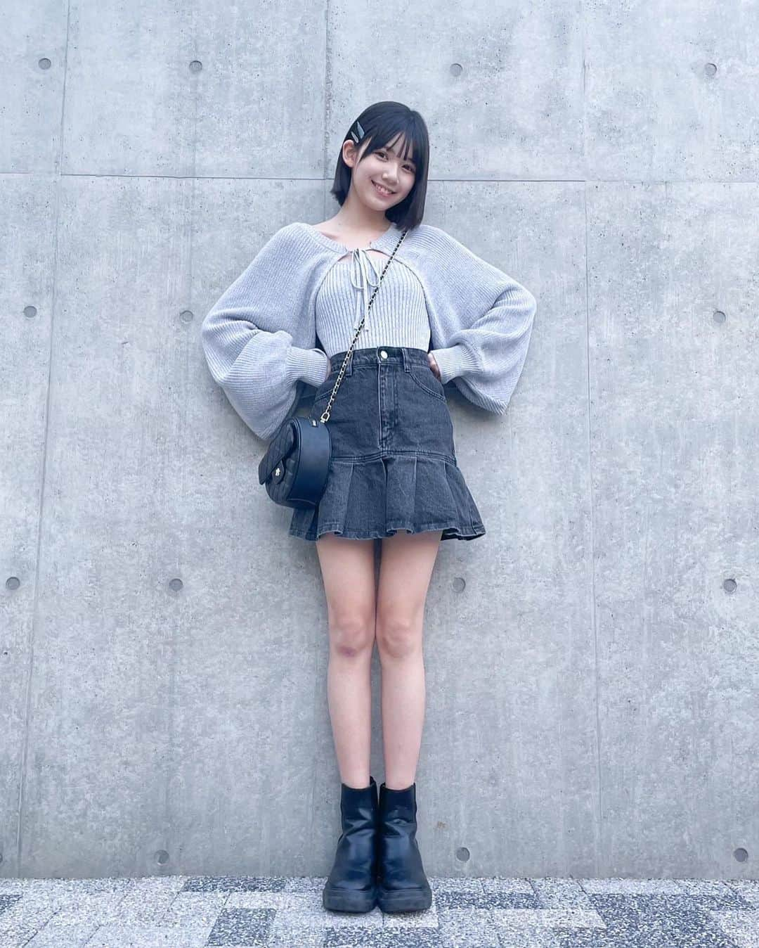 伊藤沙音さんのインスタグラム写真 - (伊藤沙音Instagram)「🧁🐰  ニコラ5月号「抜き打ち私服チェック」と同じコーデ🙌🏻  流行りのボレロカーディガンは、春っぽきれいなブルー！袖のデザインが可愛くてお気に入り🫶🏻 ̖́-‬  スカートは着回しでよく登場するプリーツスカート合わせたよ！誌面でもcheckしてね✔  あと2枚目は超広角0.5倍＋ローアングルで撮ってみたんだけど、スタイルUPして盛れちゃうからおすすめだよ🫶🏻 ̖́-‬   #伊藤沙音 #シャノン#シャノンガーリー  #ニコラ #nicola #ニコモ #ニコラ5月号発売中  #エヴァーグリーンエンタテイメント #超広角#ローアングル#ノーマルカメラ #シャノンコーデ」4月28日 19時23分 - shannon_ito_official