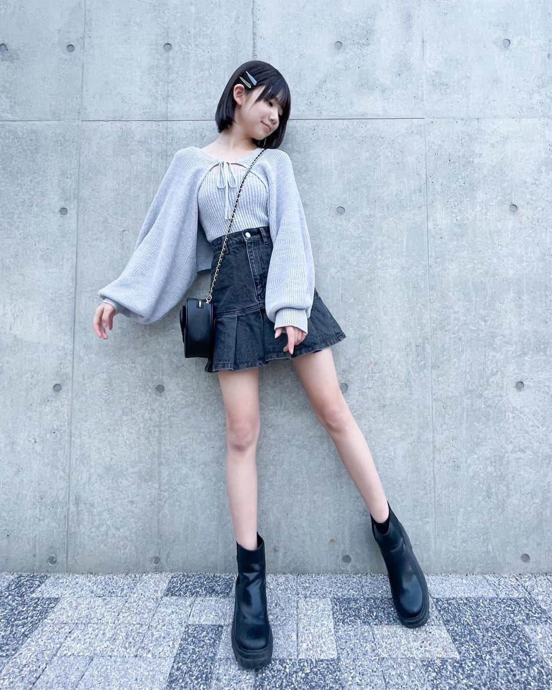 伊藤沙音さんのインスタグラム写真 - (伊藤沙音Instagram)「🧁🐰  ニコラ5月号「抜き打ち私服チェック」と同じコーデ🙌🏻  流行りのボレロカーディガンは、春っぽきれいなブルー！袖のデザインが可愛くてお気に入り🫶🏻 ̖́-‬  スカートは着回しでよく登場するプリーツスカート合わせたよ！誌面でもcheckしてね✔  あと2枚目は超広角0.5倍＋ローアングルで撮ってみたんだけど、スタイルUPして盛れちゃうからおすすめだよ🫶🏻 ̖́-‬   #伊藤沙音 #シャノン#シャノンガーリー  #ニコラ #nicola #ニコモ #ニコラ5月号発売中  #エヴァーグリーンエンタテイメント #超広角#ローアングル#ノーマルカメラ #シャノンコーデ」4月28日 19時23分 - shannon_ito_official