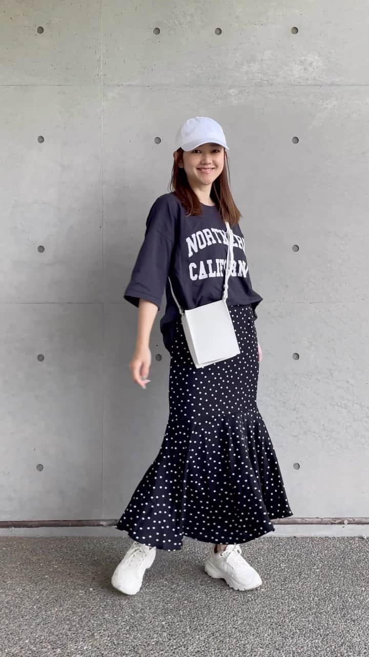 hanadako_gardenのインスタグラム：「今日は予定があったのに、二度寝しちゃって起きたら約束の時間10分過ぎてた😭 起きてから20分で家出ましたw←学生か  そんな今日は一瞬で決めたコーデ😂 @coca_official_store のロゴＴが本当使いやすくてヘビロテ！ @nostalgia_jp の大人かわいいスカートをカジュアルダウンさせたコーデでした☺︎✨ドットかわいい♡  今日は暑くてついに車のクーラー解禁してしまいました🥵 GWは天気が微妙そうで困りますね🤢  cap ▷ @maisonkitsune  bag ▷ rakuten shoes ▷ @niketokyo   #coca#nostalgia#maisonkitsune#nikeshoes#nike#ノスタルジア#メゾンキツネ#ロゴT#ドットスカート#スカートコーデ#カジュアルコーデ#大人カジュアル#プチプラコーデ#30代コーデ#30代ファッション#ブルベ夏」