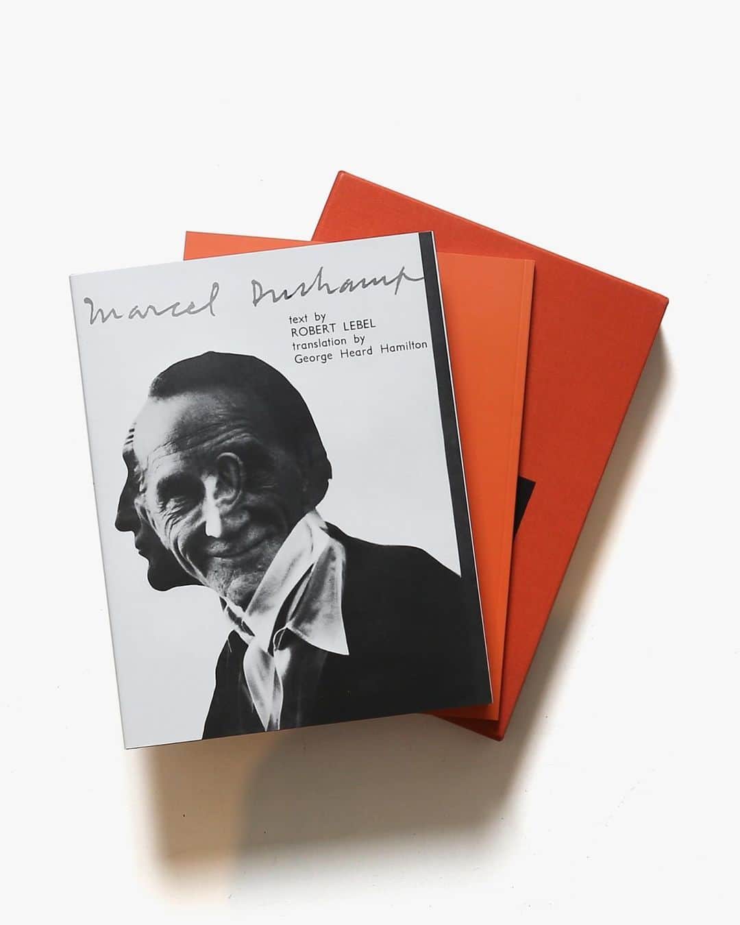 nostos booksさんのインスタグラム写真 - (nostos booksInstagram)「本日はアンディ・ウォーホルの初期作品集、モランディやマティスの画集、『川合玉堂写生帖』、アンドリュー・ワイエス展図録など47冊を入荷しました。  オンラインストアへは商品タグをタップ◯ 　 入荷本からおすすめ10選  ----------  1冊目 『Pre-Pop Warhol』 アメリカの画家・版画家・芸術家でありポップアートの旗手として知られる、アンディ・ウォーホルの初期作品集。1948年から1957年までに制作されたドローイング作品やレコードジャケッド、グリーティングカードなどをカラーで79点掲載。   ----------  2冊目 『Giorgio Morandi 1890-1964』 イタリアの画家、ジョルジョ・モランディの作品集。1890年から1964年にかけて発表された、静物画を中心に、ランドスケープ、ポートレートなどのペインティング作品をカラーで多数収録。   ----------  3冊目 『Matisse: The Red Studio』 20世紀を代表する芸術家の一人、アンリ・マティスの資料集。1909年に自身のアトリエを描いた室内風景画「The Red Studio（赤いアトリエ）」を軸に、関連する作品や制作背景、作品の所有の歴史など、豊富なアーカイブ資料を掲載し画期的なリサーチをまとめあげている。  ----------  4冊目 『Marcel Duchamp』 1959年に出版されたマルセル・デュシャンの歴史的な画集を復刻した一冊。現代フランス美術を専門とする美術史家、ロベール・ルベルの膨大なテキストと記録写真、デュシャンの作品図版を組み合わせることで、デュシャンの人生とその周辺を複雑かつ個人的に描き出している。  ----------  5冊目 『Matthew Wong: Blue View』 カナダの画家、マシュー・ウォンの作品集。2017年から2019年にかけて制作されたウォンの青を基調とした絵画シリーズから、親密な室内風景や甘美な夜景を描いた、深い喚起力を持つペインティングを60点以上収録。   ----------  6冊目 『Stanley Donwood: There Will Be No Quiet』 Radioheadのアルバムのジャケットやポスターなどのアートワークを手掛けるイギリス出身のビジュアルアーティスト、スタンリー・ドンウッドの作品集。23年間にわたって多くの作品を生み出してきた自身のノートや写真、スケッチなどから完成までの道のりなどを辿る。トム・ヨークによる解説、未公開資料も掲載。  ----------  7冊目 『川合玉堂写生帖 山水編・花鳥編 2冊セット』 明治・大正・昭和の時代を生きた近代日本画家、川合玉堂の「花鳥山水」を集めた作品集2冊セット。戦時中疎開先であった奥多摩のスケッチや、花の開いていく様子が詳細に描かれた彼岸櫻など原色、単色の作品を多数収録。  ----------  8冊目 『The Essential Cy Twombly』 戦後最も偉大で特異なアーティストの一人として知られる、サイ・トゥオンブリーの作品集。トゥオンブリーの多様な作品の中から代表的な絵画、ドローイング、彫刻、写真などを紹介。   ----------  9冊目 『Anita Albus: Die The Art of Seeing』 ベストセラー「The Art of Arts」の著者である、イラストレーターで作家のアニタ・アルバスの作品集。綿密な自然調査、そして自作のカラー顔料と高度な技術によって植物や動物の細密画が描かれている。   ----------  10冊目 『Eva Hesse: Oberlin Drawings』 ドイツの彫刻家・画家・現代美術家、エヴァ・ヘスのドローイング作品集。ドローイングやペインティングに彫刻素材を組み合わせる作風は、今日のアートシーンに影響を与え続けている。   ----------  店舗情報はこちら @nostosbooks  ----------  #nostosbooks #ノストスブックス #祖師ヶ谷大蔵 #砧」4月28日 19時33分 - nostosbooks