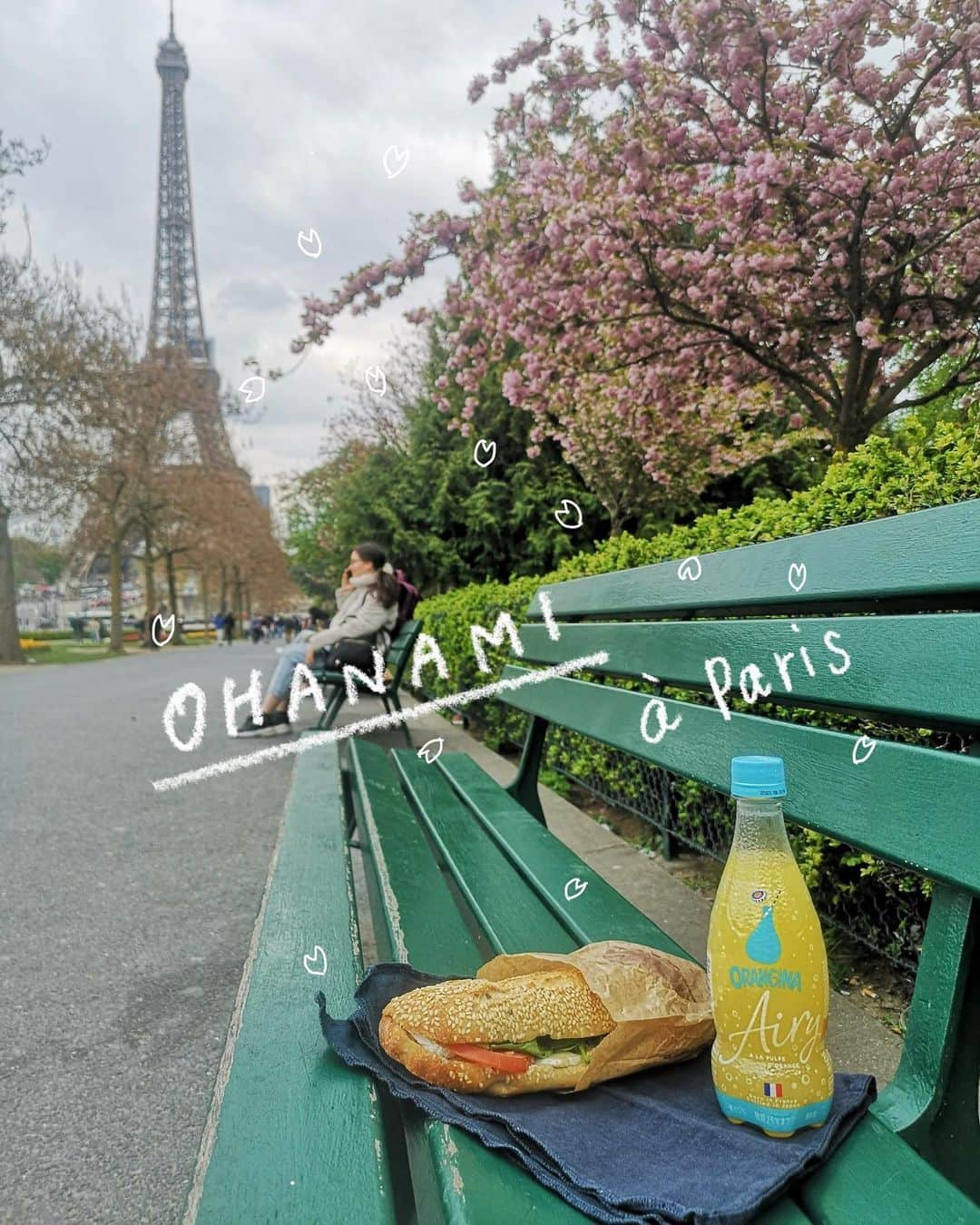 Orangina オランジーナ公式のインスタグラム：「Bonjour🇫🇷  フランスでは パリの街やそれ以外の場所でも 桜を見かけることが多くなりました🌸 パリでは、4月中旬からが桜の見頃👍  パリ16区トロカデロ公園の桜も 満開を迎えました⭐️  セーヌ川を挟んだ先には エッフェル塔やシャン・ド・マルス公園があるので🗼 ランチタイムにお花見をしながら パノラマを楽しめます✨  この季節は フランス人にも人気の お花見スポットのようです❤️  #orangina #oranginaairy #france #soda #オランジーナ #フランス生まれ #炭酸飲料 #フランス #オレンジ #休憩 #withオランジーナ #lunchtime #ランチタイム #桜 #エッフェル塔 #トロカデロ公園 #toureiffel #jardinsdutrocadero #champsdemars #お花見」