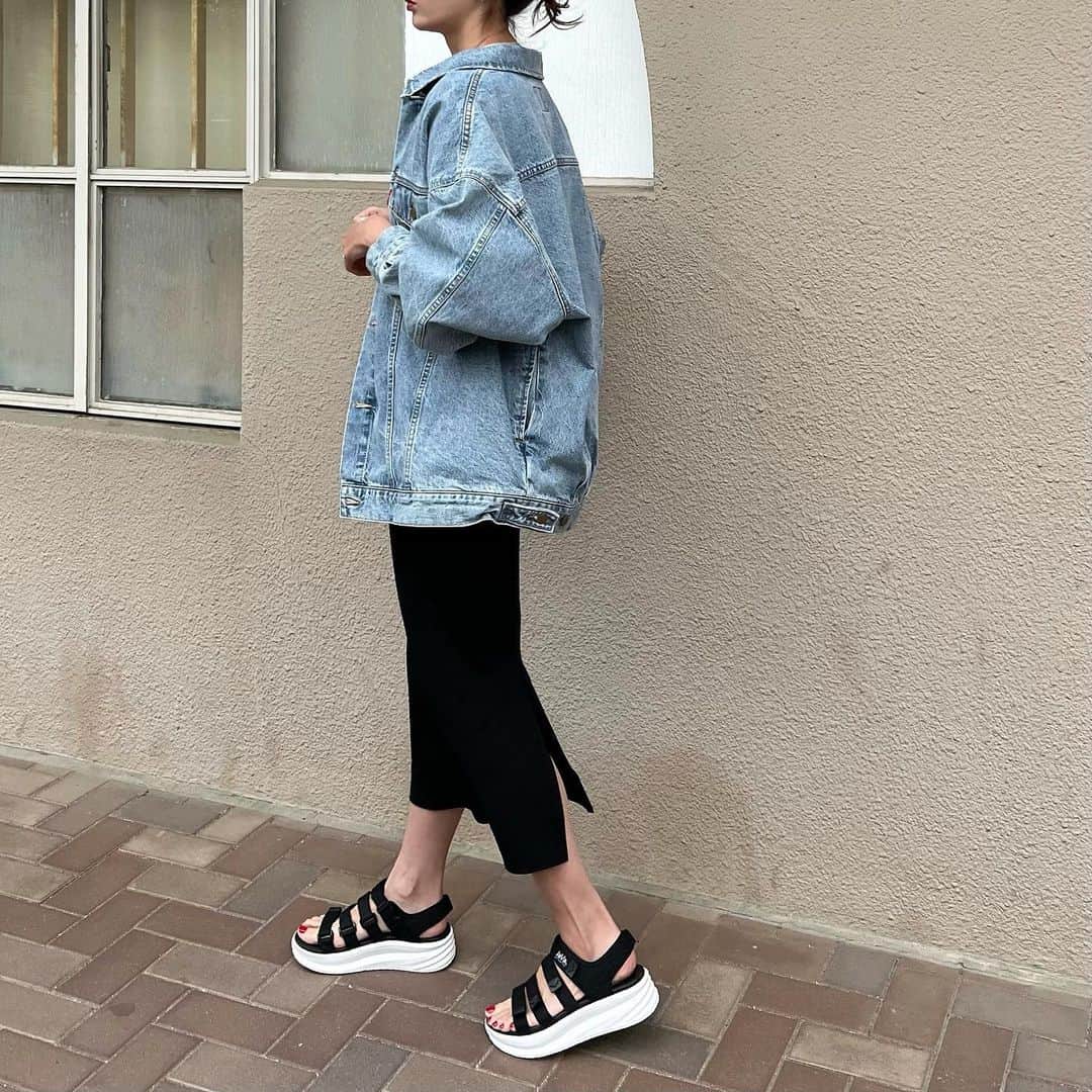 Nagiのインスタグラム：「厚底なスポーツサンダル  厚底だと重そうな感じするけれど めちゃくちゃ軽い✨ 軽くて楽ちん☺️  classicalelf✖️JaVa のサンダル✨ ブラック×ホワイトの24.5cm着  tops.shoes. @classicalelf_official  bottom. kobelettuce  bag. therow   . .  #クラシカルエルフ #classicalelf #エルフコーデ #タイアップ #java #ジャバ #uniqlo #gu #zara #ユニクロ #ジーユー #ザラ #zozo #zozotown #zozo購入品 #zozotown購入品 #サンダル #スポーツサンダル #厚底サンダル#スポーツカジュアル#大人カジュアル#プチプラ」