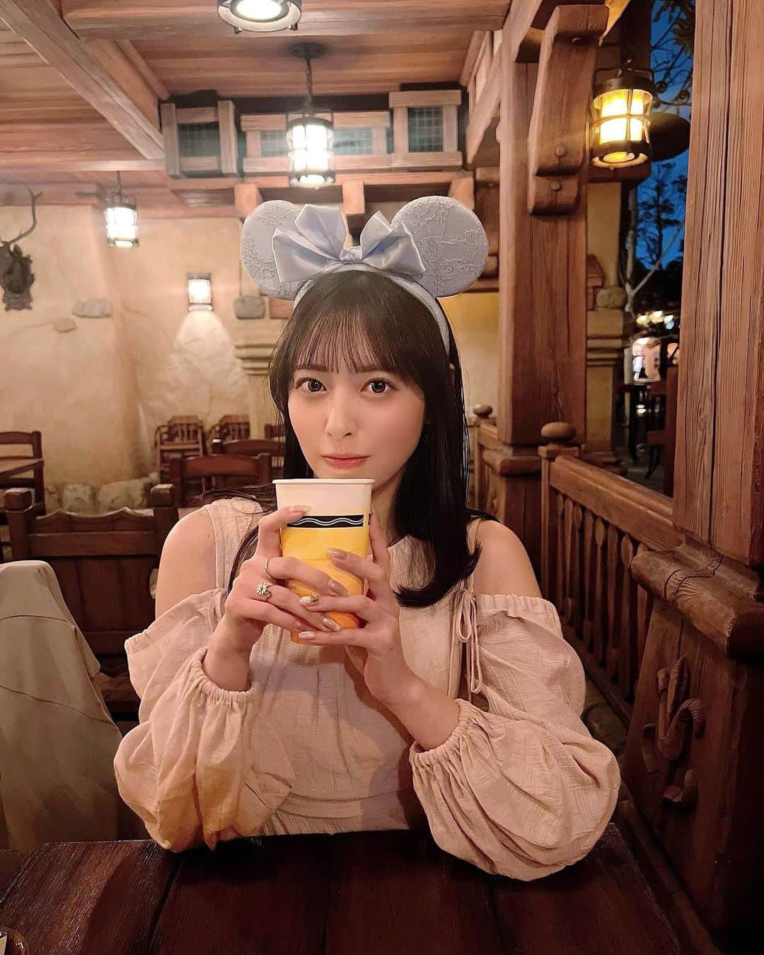 大槻りこのインスタグラム：「🐭ྀི🩵  .  夢と魔法の国で一杯飲める幸せ🍻✧‧˚  #夢と魔法の国 #東京ディズニーランド  #instagood #fyp #foryou #muguet」