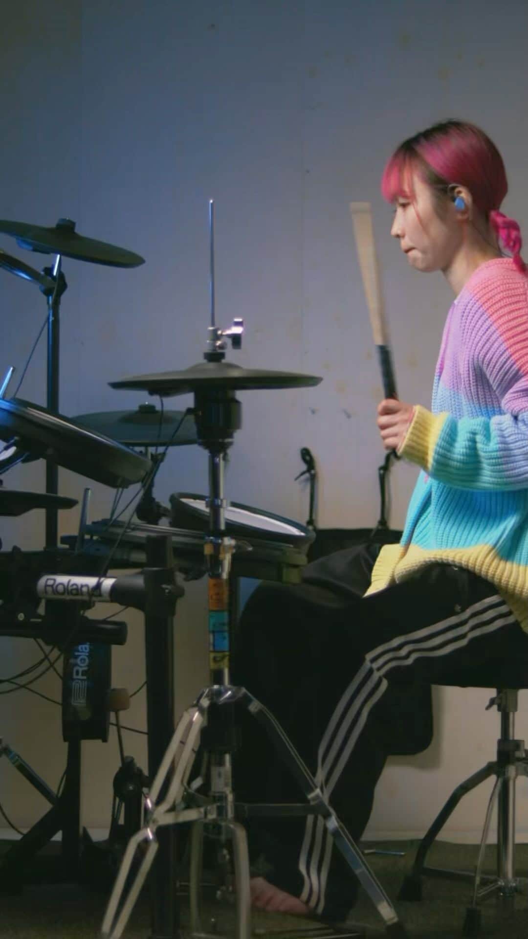 のインスタグラム：「SOUVENIR-BUMP OF CHICKEN-【SPY×FAMILY OP】 . .  #spufamily #bumpofchicken  #アニメソング#アニソン#animesong #drums #drumcover #叩いてみた #japanesegirl #instagood #instamusic」