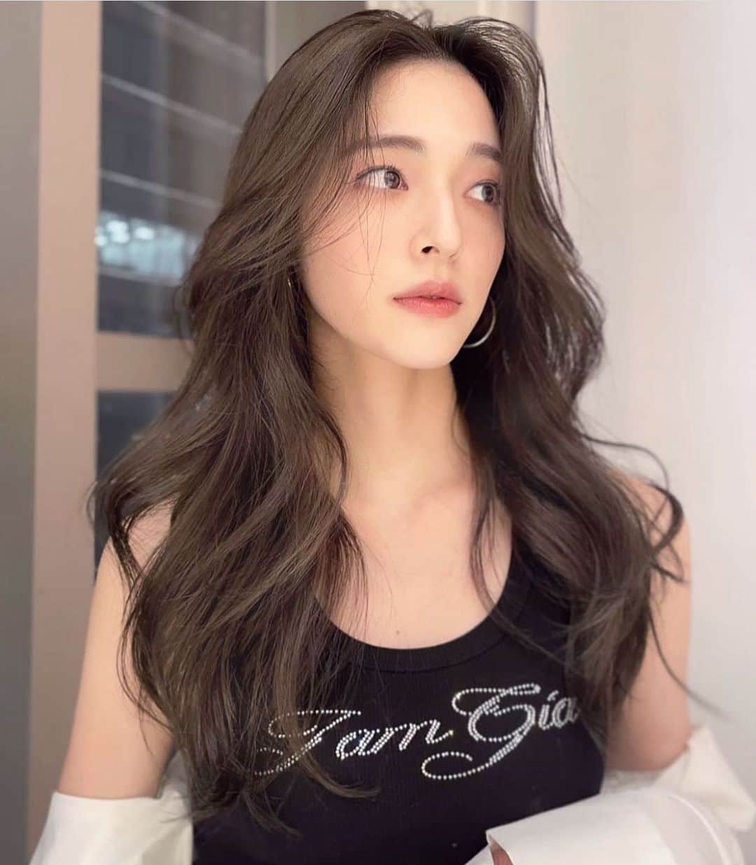 原涼香のインスタグラム：「大人気𝙣𝙪𝙙𝙚 𝙜𝙧𝙚𝙞𝙜𝙚 🤎 赤味を消した透明感カラーで色気のあるヘアーに✨ ㅤㅤㅤㅤㅤㅤㅤㅤㅤㅤㅤㅤㅤ  ㅤㅤㅤㅤㅤㅤㅤㅤㅤㅤㅤㅤㅤおすすめmenu... ● カット ● プレミアムケアカラー ● バイカルテトリートメント ㅤㅤㅤㅤㅤㅤㅤㅤㅤㅤㅤㅤㅤ ㅤㅤㅤㅤㅤㅤㅤㅤㅤㅤㅤㅤㅤㅤㅤㅤㅤㅤㅤㅤㅤㅤㅤㅤㅤㅤㅤㅤㅤㅤㅤㅤㅤㅤㅤㅤㅤㅤㅤㅤㅤㅤㅤㅤㅤㅤㅤㅤㅤㅤㅤㅤㅤㅤㅤㅤㅤㅤㅤㅤㅤㅤㅤㅤㅤ  #SHIMA#韓国ヘア#韓国スタイル#レイヤーカット#ワンホンヘア#ワンホン#ダークトーン#網紅#初カラー#暗髪#ベージュカラー#ラベンダーカラー#グレージュ#オリーブカラー#透明感カラー#銀座美容院#銀座美容室#美容師#시스루뱅#레이어드컷#koreanhair」