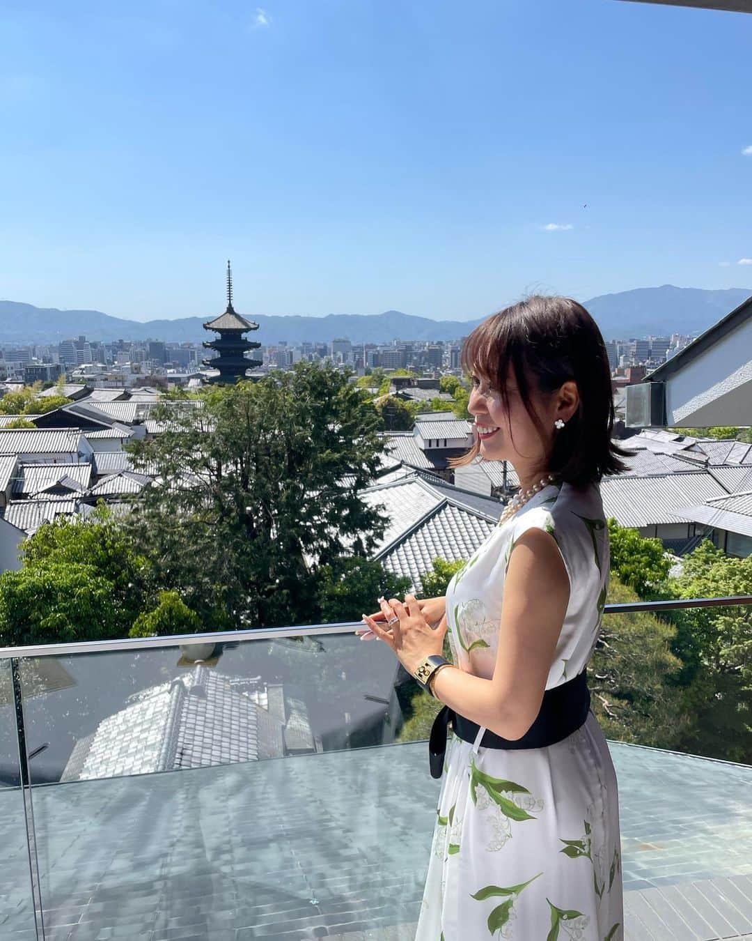 ikuさんのインスタグラム写真 - (ikuInstagram)「こんばんは🌛 お疲れ様です  昨日はたくさんのお誕生日コメントありがとうございます❣️ 少しづつ返していきます🍀*゜  お誕生日は大好きな  @adonisis_official  New✨ アドニシスさんのすずらん柄のワンピース💚🖤 襟も着いてるんだけど私はこの時は外してます！ 裾のフリルもめちゃくちゃ可愛いんです！10枚目✨  ひらまつ高台寺レストランからの眺めが好きで〜昨日は風もなくお天気良くってまたテラスに💙 リードブォーのムニエルがめちゃくちゃ美味しかった😍 とっても良いお誕生日になりました💕  #お誕生日ランチ#ひらまつ高台寺#フレンチ#美味しかった#京都グルメ#アドニシス#アドニシスタ#adonisis #青空#ここからの眺めが好き#五重塔#いつもありがとう」4月28日 19時30分 - cheriee515