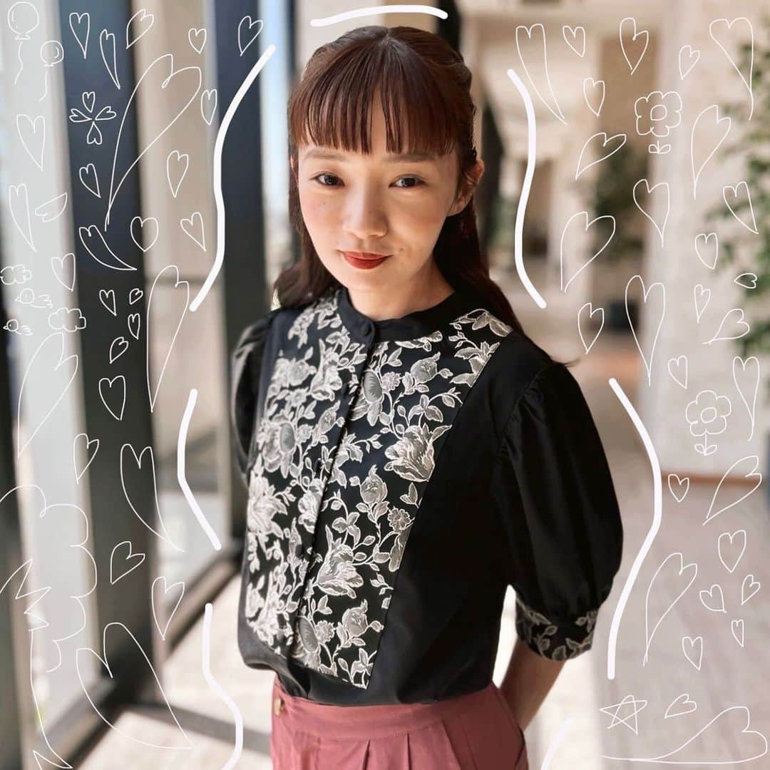 川村安奈さんのインスタグラム写真 - (川村安奈Instagram)「^_^  ブラウスが主役の日🌼 最後の写真は妹がコラージュしてくれました♡ レトロな気分〜🕰️ @kutir_plus  @kutir_ladies   #me #ootd #kutir #クティールレトロ #クティール #ブラウス #zozotown #shoplist #ゾゾタウン #ショップリスト #レトロ #collage #私服 #ヘアメイク #赤リップ #プチプラ」4月28日 19時30分 - anna_k53