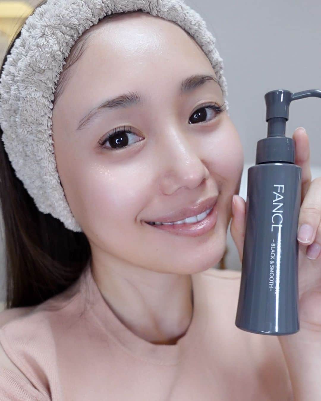森ニーナのインスタグラム：「みなさん、最近毛穴の調子はいかがですか？☺️ 🧡 私はなんとか朝洗顔や蒸しタオルなどで毛穴ケアを頑張っているのですが、 ちょっと気を抜くとすぐザラっとしちゃったり角栓が詰まっちゃったりします‥😮‍💨 今日は同じように悩んでる方に紹介したいなと思い、ファンケルから新しく出た マイルドクレンジングオイル[ブラック＆スムース]をレビューしていきます✨ 　 元の青いマイクレも使っていて、毛穴ケアには凄く良かったんだけど こちらはより！毛穴に特化してるとのこと🥹 実際しばらく使ってみてかなりお鼻や頬回りの毛穴の調子が良い感じ💞 だったので気になって成分を調べていくと…🧐 　 (毛穴に効果のあるものだけピックアップします)成分: ①吸着泥(*)　 ←酸化した皮脂や古い角質を泥が吸着して絡めとってくれて、 さらに粒子が細かいから毛穴に入り込みやすいので汚れが落ちやすくなる✨ ※(*)炭・吸着泥(パイロフェライト・石英・カオリン)［洗浄］ 　 ②炭 ←吸着性がある！ 　 ダブルの効果でしっかりと毛穴奥の汚れにアプローチしてくれます🙌 もともとマイルドクレンジングオイル自体、ふやかしてお肌に柔軟性を持たせて 洗顔時に汚れを落ちやすくしてくれる処方になっていたので、そこに上記２つの効果が プラスアルファで追加されたことで洗い上がりがかなりすっきり🥰！ かといってつっぱる感じはないので乾燥肌の私でも使えました✨ 　 ファンケルのオンラインサイト・直営店舗・ドラッグストア等でも購入できるので 良かったら皆さんも試してみてね♪😊 　 #マイクレブラックからの挑戦状 #毛穴ケア #マイルドクレンジングオイル #ファンケル#PR」