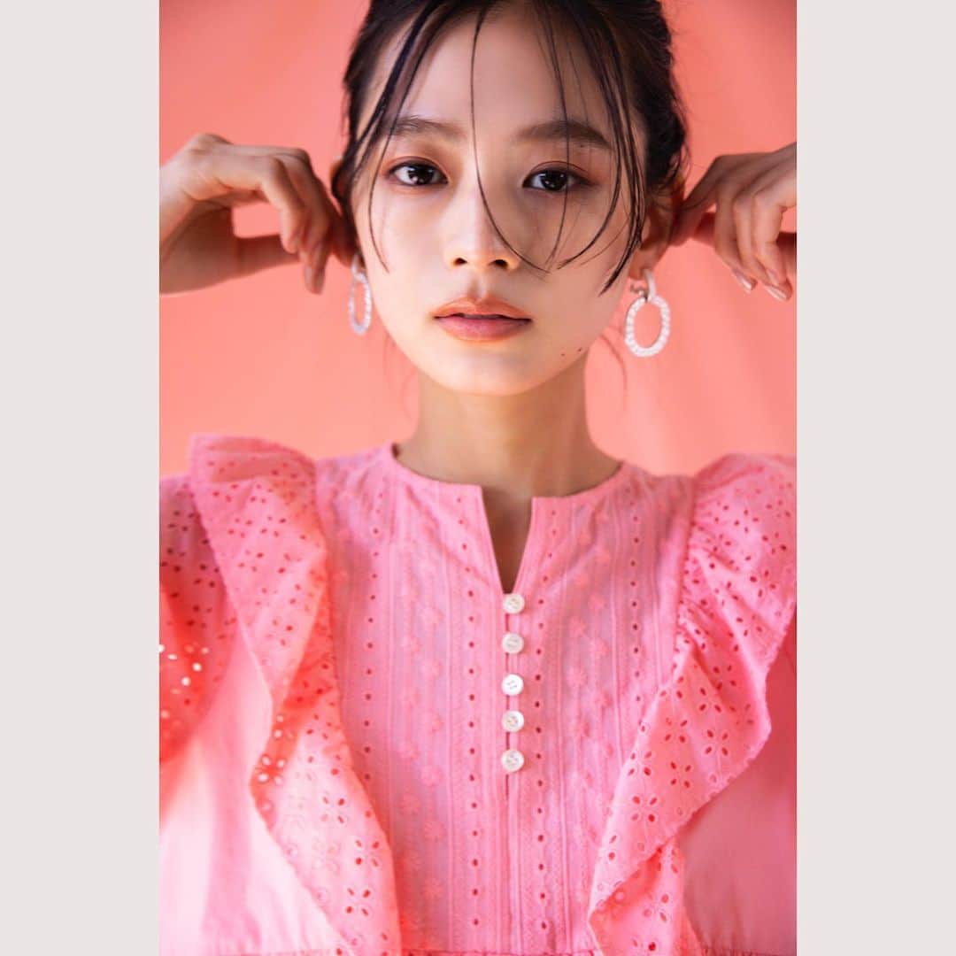 のインスタグラム：「2023 KUMIKYOKU  BLOUSE & T-SHIRT COLLECTION  Lace tops ビビッドなカラーやディテールで 大人の遊び心と今年らしさを取り入れたい。  印象的なピンクは、ぜひ一度鏡の前であててみてください。驚くほどもとの血色を生かしつつ美しくみせてくれます！ これだけ大胆なピンクであるからこそ、甘さのあるブラウスもかえって大人がとりいれやすいんです。  [Blouse] ¥9,900-(税込)」