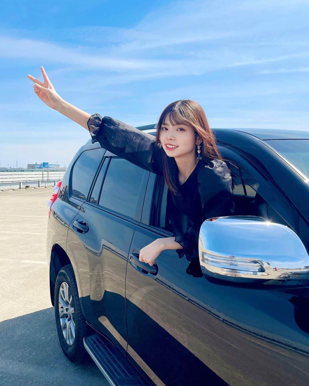 北川瑛里奈さんのインスタグラム写真 - (北川瑛里奈Instagram)「🐱🚗 : : 澄まして顔出すと ペット感が溢れてた🐈 (犬の絵文字は使いません) : : : : : : : : #landcruiserprado #toyota #prado #michelin #gfrontier  #mycar #prado150 #blackcode  #fashion #ootd #ランドクルーザープラド #ランクルプラド #プラド女子 #プラドのある生活 #四駆女子 #車好き女子 #プラド好きな人と繋がりたい #プラドのある風景」4月28日 19時36分 - elena_kitaoka