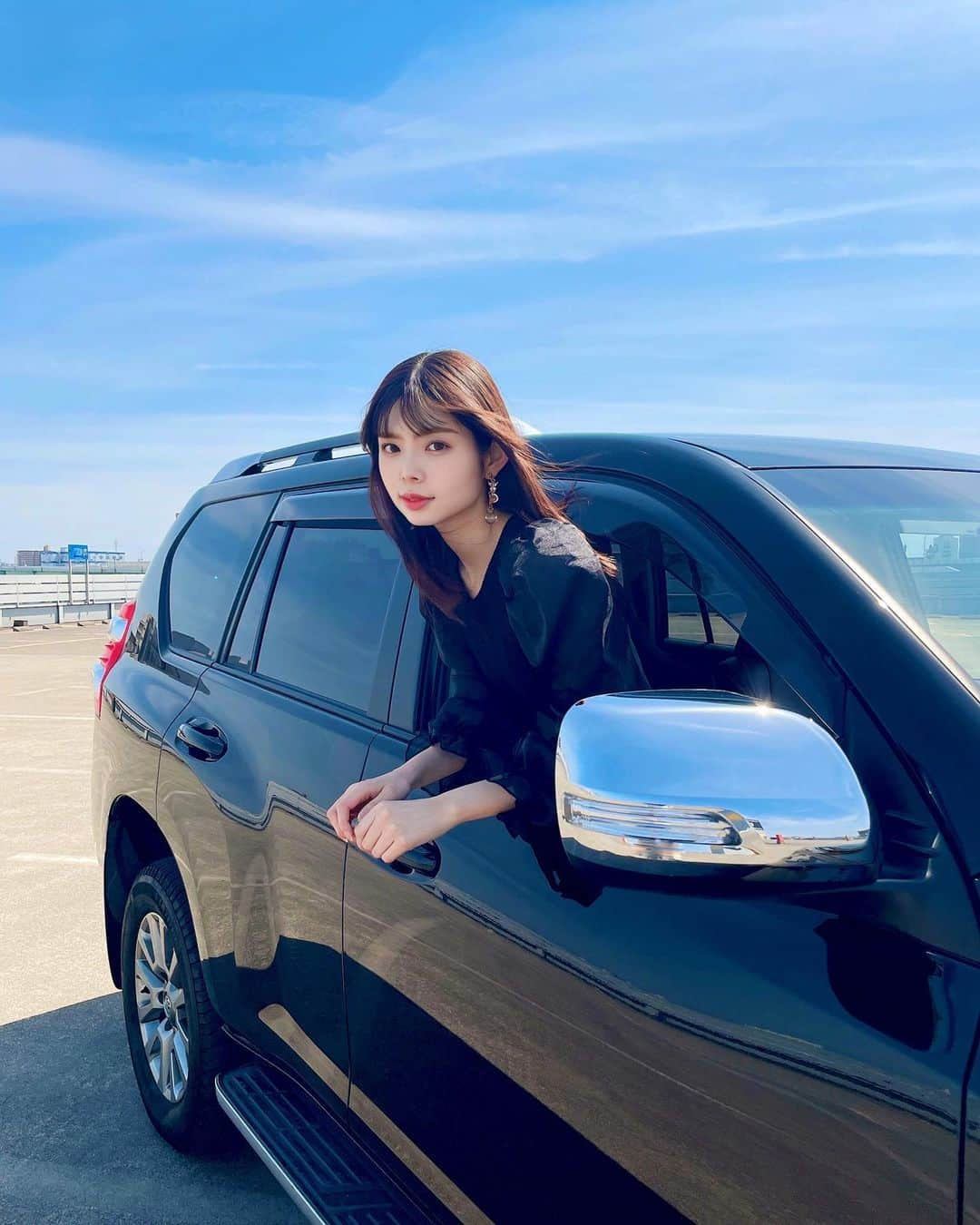 北川瑛里奈さんのインスタグラム写真 - (北川瑛里奈Instagram)「🐱🚗 : : 澄まして顔出すと ペット感が溢れてた🐈 (犬の絵文字は使いません) : : : : : : : : #landcruiserprado #toyota #prado #michelin #gfrontier  #mycar #prado150 #blackcode  #fashion #ootd #ランドクルーザープラド #ランクルプラド #プラド女子 #プラドのある生活 #四駆女子 #車好き女子 #プラド好きな人と繋がりたい #プラドのある風景」4月28日 19時36分 - elena_kitaoka