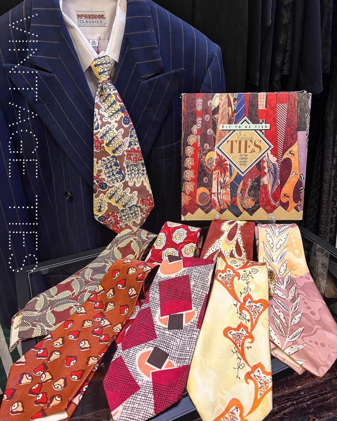 NUTTY Vintage&Collectibleのインスタグラム：「👑GOLDEN WEEK SPECIAL👑  ▫︎40-50s vintage ties  明日から始まるゴールデンウィークに合わせてVINTAGE TIEを大量入荷いたします👔！  40s-50sならではの植物や木の実のモチーフ、ジオメトリックなどシルクスクリーンプリントが美しいvintage tieは、vintage suitsにはもちろん、現代のスーツに合わせても華やかさがあり素敵です。  NUTTYでは全ての商品をアメリカにバイヤーが向かい一点一点選りすぐり買い付けております🇺🇸。 (2枚目買付の時の風景) アメリカンクラシックスタイルもトータルコーディネートが出来る様々なアイテムを取り揃えております。  GWに向けて夏物も沢山ご用意いたしましたので、ご近所のみなさまも遠方から大阪へお越しのみなさまもお誘い合わせの上、新着アイテムで賑やかになったNUTTYへぜひお立ち寄りくださいませ✨  GWもみなさまのご来店心よりお待ちしております🎀  ┈┈┈┈┈┈┈┈┈┈┈┈┈┈┈┈┈ 【NUTTY通販について】 ⚫︎SNS掲載商品は通販可能です。お気軽にDMにてお問い合わせ下さい。 ⚫︎＜ONLINE STORE＞http://nutty.theshop.jp/ （プロフィールページURLよりアクセス出来ます） ┈┈┈┈┈┈┈┈┈┈┈┈┈┈┈┈┈  #nuttyvintage#vintage #vintagefashion#南堀江#古着#1940s#1950s#1960s#1970s #1980s #80s #ヴィンテージ#1950sfashion#1950scircularskirt#fifties#gantzen#gantzencardigan#peplum#costumejewelry#collectivejewelry#earlyplastic#ootd #vintageootd #vintagetie #tie #raindropskeepfallingonmyhead」