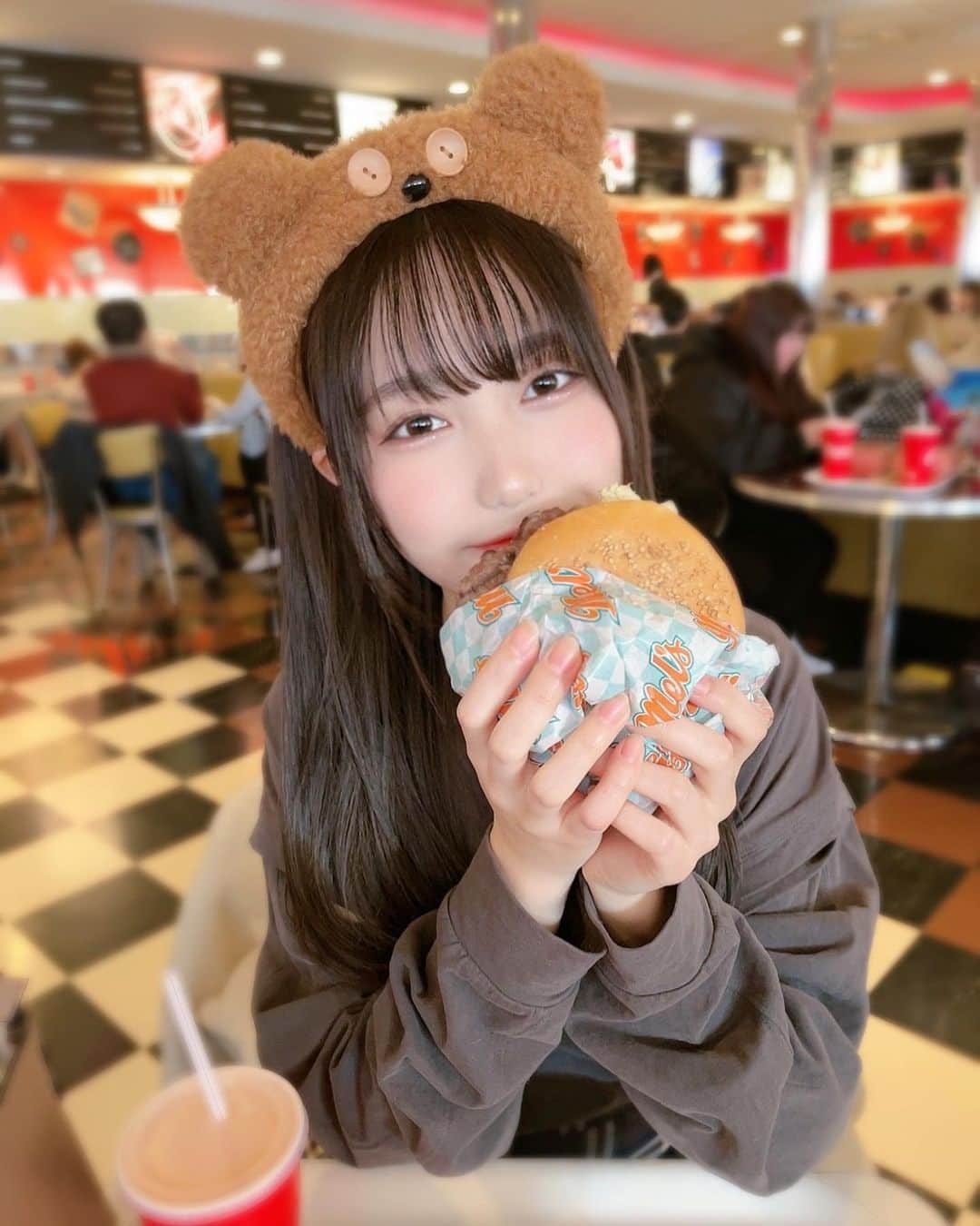 宮田有萌のインスタグラム：「もぐもぐ.｡.:*☆  前にひるちゃんとユニバ行ったんだ〜( ✌︎'ω')✌︎('ω'✌︎ )  お店の前に車あるところのハンバーガー美味しかったっ(*´ー｀*)  #ユニバ #ユニバーサルスタジオジャパン #ユニバフード #ユニバコーデ #ユニバカチューシャ #ロングヘア #ストレートヘア #カチューシャ #アイドル #宮田有萌 #usjコーデ #usjフード #usj #instagood #instapic #fashion #japanesegirl #idol #패션 #코디 #오늘의코디 #코디스타그램 #옷」