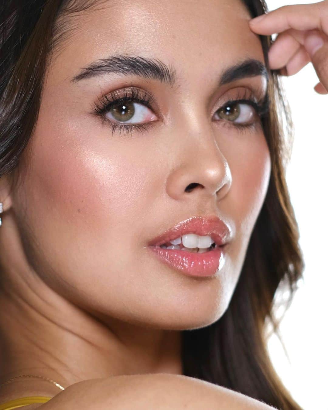 ミーガン・ヤングのインスタグラム：「@meganbata for @meganbeautyph 💛  Makeup @delosreyesjason  Hair @hairbymarkibarrola   #meganyoung  #makeupbyjasondr」