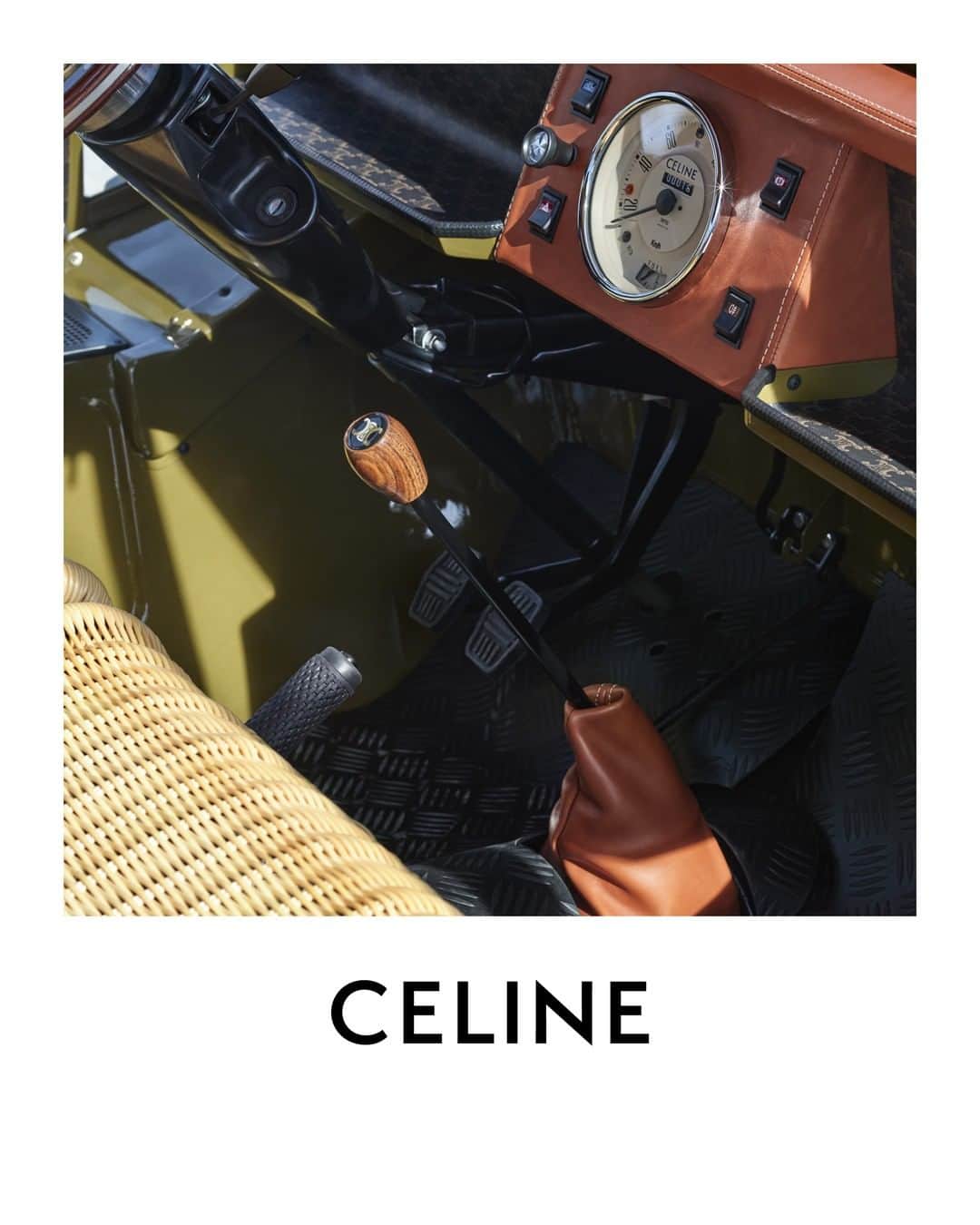 Celineさんのインスタグラム写真 - (CelineInstagram)「LA COLLECTION DE SAINT-TROPEZ CELINE PRINTEMPS-ETÉ 2023  SAINT-TROPEZ AND HEDI SLIMANE’S FRENCH RIVIERA CYCLE.  UPON ARRIVING AT CELINE IN 2018, HEDI SLIMANE LEFT CALIFORNIA WHERE HE LIVED FOR 10 YEARS AND SETTLED IN SAINT-TROPEZ.  LA COLLECTION DE SAINT TROPEZ CAMPAIGN WAS SHOT ALONG THE FRENCH RIVIERA COASTLINE. FOR THIS OCCASION, CELINE CUSTOMIZED A VINTAGE MINI MOKE VEHICLE. THE SMALL SUMMER BEACH CONVERTIBLE CAR ORIGINALLY DESIGNED FOR MILITARY PURPOSES, FIRST APPEARED IN 1964 AND QUICKLY BECAME A SYMBOL OF FREEDOM AND PLEASURE IN MANY SEASIDE TOWNS, ESPECIALLY IN SAINT-TROPEZ WHERE THE CAR WAS FAMOUSLY DRIVEN BY FRENCH ACTRESS AND MYTH BRIGITTE BARDOT.  FOR THIS SPECIAL PROJECT, THE CAR HAS BEEN CUSTOMIZED WITH A TRIOMPHE WOODEN STEERING WHEEL, A TRIOMPHE CANVAS HOOD AND DASHBOARD FEATURING TAN LEATHER ELEMENTS, WICKER SEATS AND SPARE WHEEL PROTECTION. A GOLDEN TRIOMPHE SIGNATURE APPEARS ON THE WHEELS AND GEAR SHIFT.  @MOKE INTERNATIONAL  @HEDISLIMANE PHOTOGRAPHY SAINT-TROPEZ OCTOBER 2022  #CELINEBYHEDISLIMANE」4月28日 19時40分 - celine