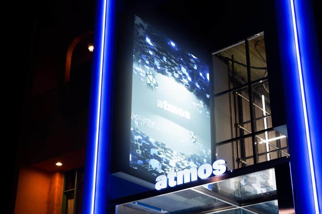 アトモスさんのインスタグラム写真 - (アトモスInstagram)「. 本日、4月28日(金)よりリニューアルオープンを迎えた「atmos BLUE Omotesando」。 今回、”LIMINAL TOKYO”をコンセプトとし、ディストピアとフューチャートリップを融合させ異次元を表現した店内は、従来のatmosのイメージを一変する旗艦店へと生まれ変わりました。 外装にはインパクトを与える巨大モニターが左右に取り付けられ、シューズウォールは仮設の単管足場に着想を得たデザイン、奥へ進むとアパレル什器を活かした幾何学グリットに囲まれた空間となっております。  また、リニューアルオープン前夜、『atmos BLUE Omotesando RENEWAL OPEN RECEPTION PARTY』を開催。 当日はatmosの”BLUE” をイメージしたオリジナルドリンク、オリジナルノベルティの提供やDJ TIMEなども行われ会場は大盛況。  是非新しく生まれ変わったatmos BLUE Omotesandoの特別な空間に足を運んでみてください。  【atmos BLUE Omotesando RENEWAL OPEN】 日程: 2023年4⽉28⽇(金)～ 営業時間: 11:00~20:00 場所: atmos BLUE Omotesando（東京都渋谷区神宮前4-29-4 Barbizon78）  "atmos BLUE Omotesando" has reopened today, April 28th (Friday). This time, with the concept of "LIMINAL TOKYO", the interior of the store, which expresses a different dimension by fusing dystopia and future trip, has been reborn as a flagship store that completely changes the conventional image of atmos. On the exterior, huge monitors that give impact are attached to the left and right, and the shoes wall is designed with the idea of ​​a temporary single pipe scaffolding. increase.  Also, on the eve of the renewal opening, "atmos BLUE Omotesando RENEWAL OPEN RECEPTION PARTY" will be held. On the day of the event, original drinks inspired by atmos' "BLUE", original novelties, DJ TIME, etc. were also held, and the venue was a great success.  Please visit the special space of the newly reborn atmos BLUE Omotesando.  #atmos#atmosBLUEOmotesando#japan#tokyo」4月28日 19時41分 - atmos_japan