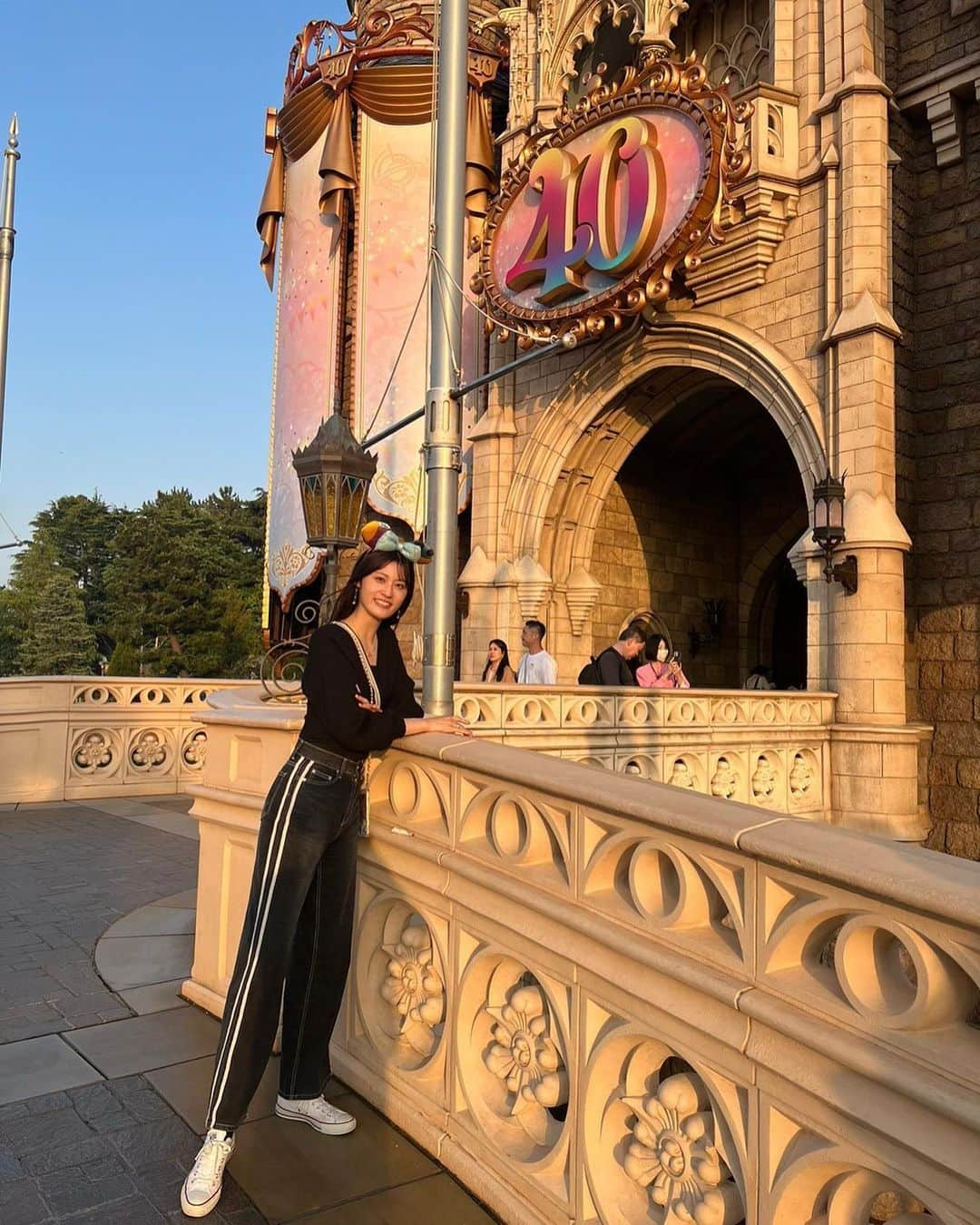 日吉晶羅さんのインスタグラム写真 - (日吉晶羅Instagram)「40周年ディズニーランド🏰  美女と野獣もベイマックスも もう並べば乗れるようになってた🥹💓 結構並んだけど、楽しすぎた🥹💓  大好きなスターツアーズは今回も一生乗れるくらい楽しかった〜〜！！！とうとうSTAR WARS見始めようかと言う気にさえなりました。  絶叫系が苦手だから絶対乗らないけど、 スプラッシュマウンテンが年内で休止しちゃうから乗っておこうか、、迷った挙句やっぱり怖くて乗れませんでした..。無念  リニューアルしたら挑戦したい🫡✨  . . #ディズニーランド #disneyland #オリエンタルランド #スターウォーズ # #disneysea #ディズニー #カチューシャ #舞浜 #美女と野獣 #ベイマックスのハッピーライド #disneyworld」4月28日 19時41分 - akira_kirakira_