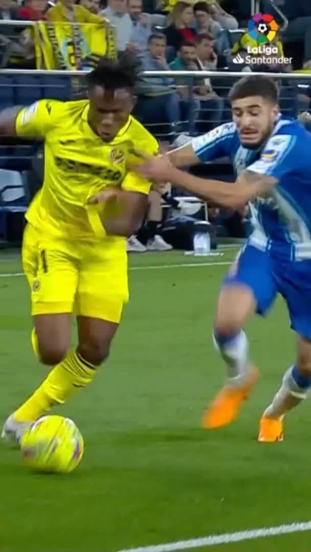 ビジャレアルCFのインスタグラム：「𝗘𝗦𝗧𝗢 de @chukwuezesamuel8.  #VillarrealEspanyol #LaLigaHighlights」