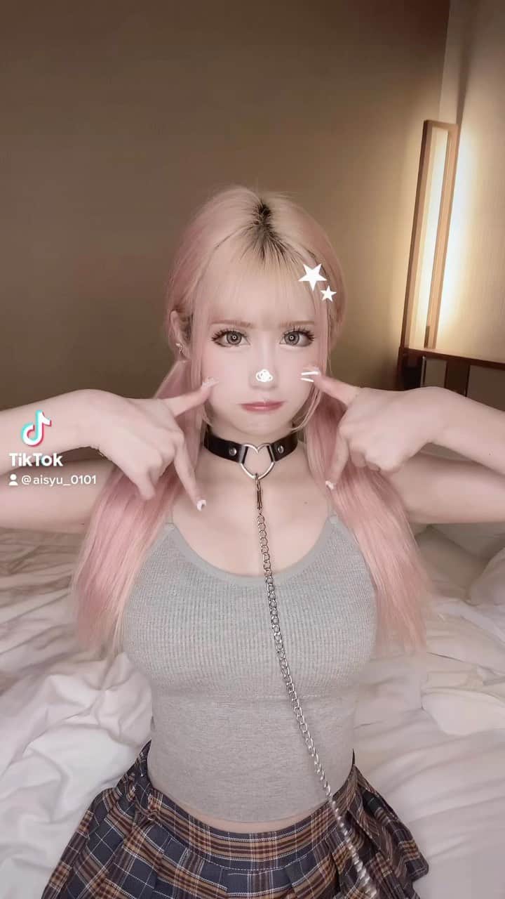 あいめろ姫のインスタグラム：「泣いても病んでも許してにゃん🐈‍⬛🎀」