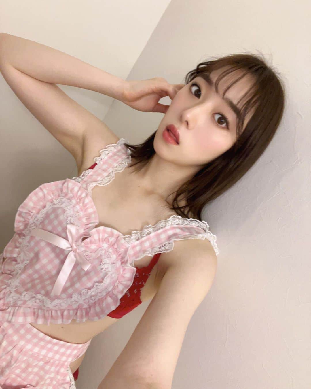 のインスタグラム：「ファンティア更新しました🤍  https://fantia.jp/posts/1935137  みてね🦈  #エプロン #コスプレ #撮影 #fantia #photo #selfie #sexy」