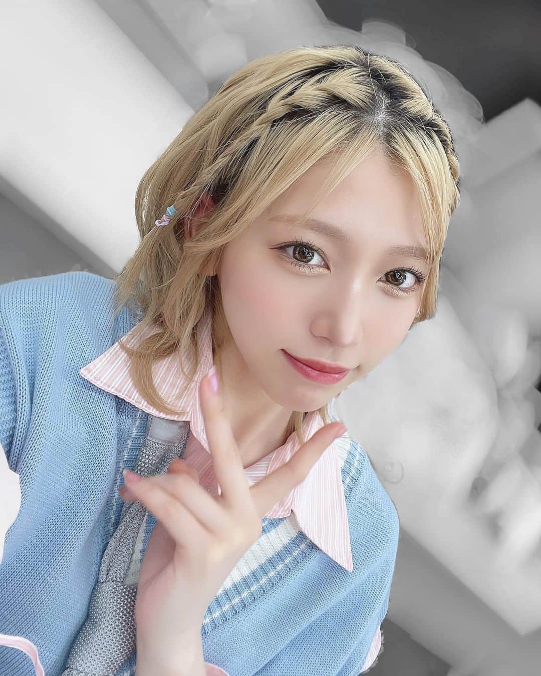 茂木忍のインスタグラム：「ヘアアレンジ好評でした🫣」