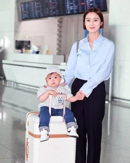 ヘリム さんのインスタグラム写真 - (ヘリム Instagram)「시우랑 함께 홍콩 출장🤍💙👨‍👩‍👧   #멋진사진감사합니다🙏🏻」4月28日 19時49分 - wg_lim