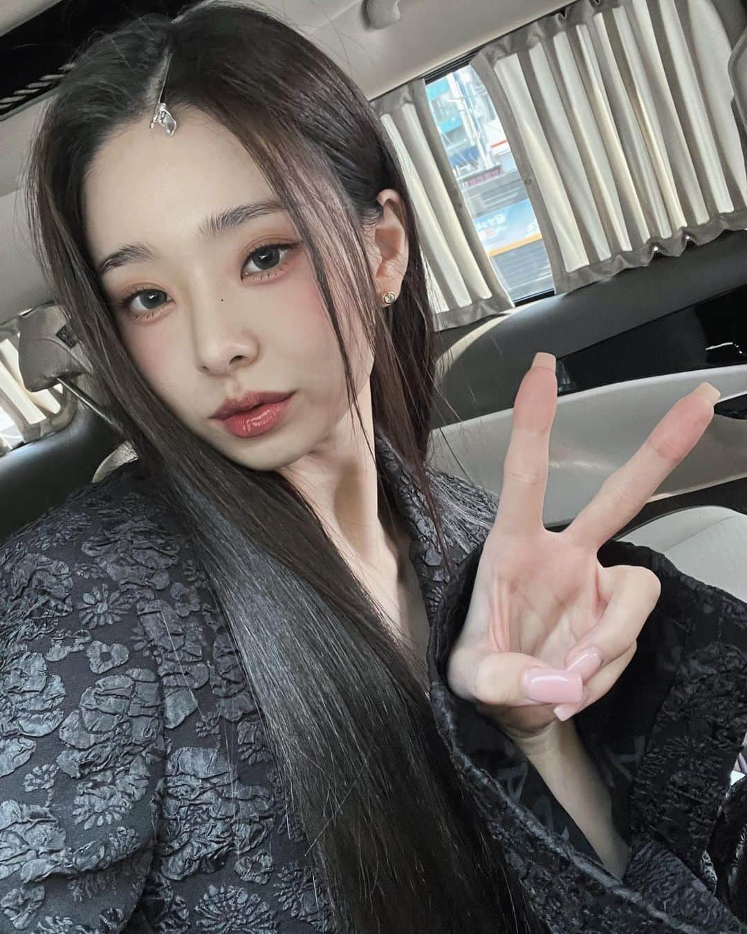 freeジアのインスタグラム：「예쁜거 모음집,,💍💎 #디아모모 압구정본점 현대 백화점 팝업스토어로 🖤🖤🖤🖤 내 픽은 ,, 하트링💍🛍️」