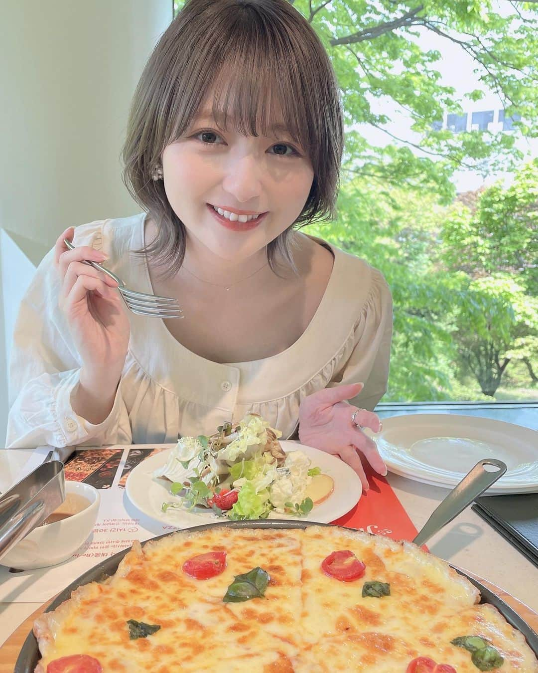 こばしり。さんのインスタグラム写真 - (こばしり。Instagram)「このちゃんと韓国で食べに行ったピザ屋さんとても美味しかった🍕 PIZZA HILLって所🍕  韓国の写真沢山撮ったからまた、ちまちま上げていく📸 この写真もこのちゃんが撮ってくれた💭うんまい💭  #韓国 #韓国旅行 #pizzahill」4月28日 19時59分 - lovetomato_24