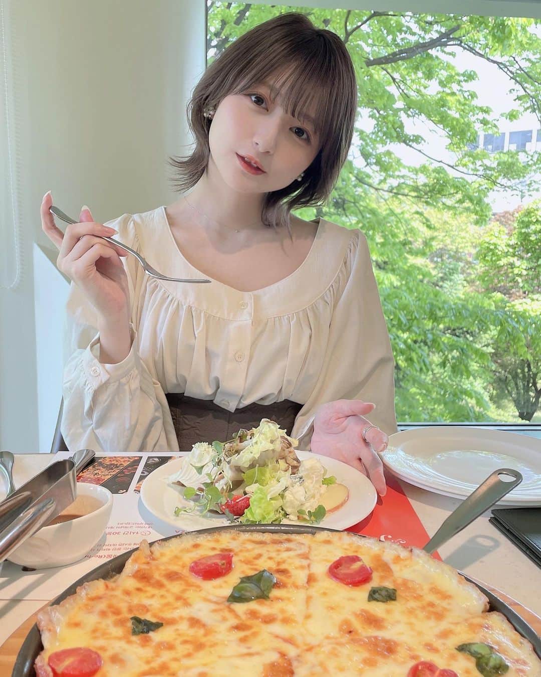 こばしり。のインスタグラム：「このちゃんと韓国で食べに行ったピザ屋さんとても美味しかった🍕 PIZZA HILLって所🍕  韓国の写真沢山撮ったからまた、ちまちま上げていく📸 この写真もこのちゃんが撮ってくれた💭うんまい💭  #韓国 #韓国旅行 #pizzahill」