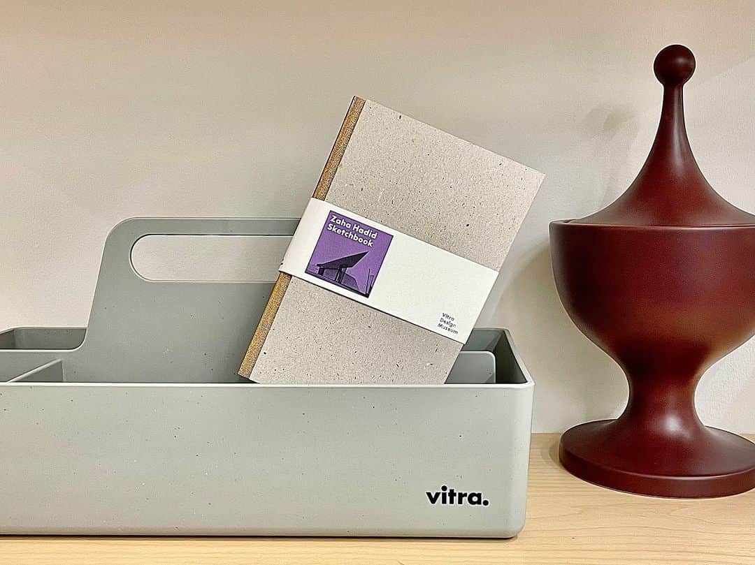 Vitra Japanさんのインスタグラム写真 - (Vitra JapanInstagram)「VITRA ONLINE SHOP 2ND ANNIVERSARY アニバーサリーアイテム  1993年にヴィトラキャンパスに完成した「ファイヤー ステーション」からインスピレーションを得たポケットサイズの「ザハ ハディド スケッチブック」。ファイヤーステーションは、当時、斬新で難解なデザイン故に実現が難しくアンビルドの女王として有名だった建築家ザハ・ハディドにとって初めて建造された作品となりました。この彫刻のような鋭角なシルエットがスケッチブックのデザインに表現されています。  Vitra Online Shopはプロフィールリンクから。  #Vitra #VitraJapan #VitraOnlineShop #VitraCampus #VDM #ヴィトラ #ヴィトラジャパン #ヴィトラオンラインショップ #ヴィトラキャンパス #ヴィトラデザインミュージアム #ザハハディド #モダンインテリア #インテリアデザイン #インテリアコーディネート #インテリアアイテム #暮らしを楽しむ #季節を楽しむ #ポストカード #スケッチブック」4月28日 20時00分 - vitra_japan