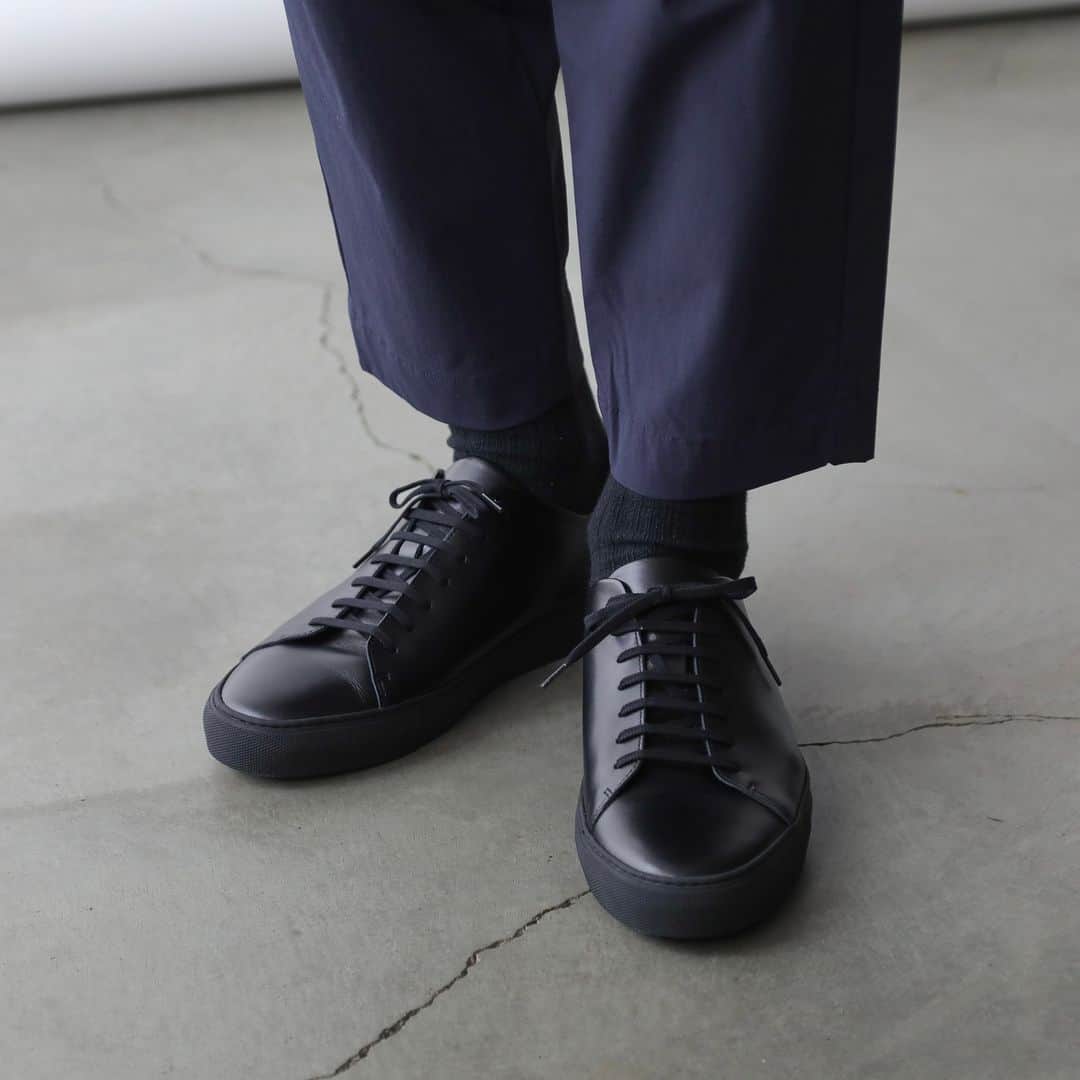 Factelier(ファクトリエ)さんのインスタグラム写真 - (Factelier(ファクトリエ)Instagram)「【NEW】きれいめ志向のすべての人に。ドレスシューズのようなスニーカーがリニューアルして新登場！ . 「10年後も愛用できる靴を作りたい」という想いで、大阪の婦人靴工場「インターナショナルシューズ」が手掛けた、まるで革靴のようにドレッシーなスニーカー。 . ロゴや装飾がない、究極にシンプルなデザインで、ビジネスシーンにも休日のきれいめカジュアルにも、どんなスタイルにも合わせることができます。 . カラーはALLブラック、ホワイト、ブラックの3色展開。 . 2021年に誕生後、履き心地と耐久性がさらにアップし新登場です。 . . ＜特徴＞ ①2年間で5回のもの改良を繰り返し 　履き心地の良さと高い耐久性を実現 . ②歩きやすく疲れにくい。 　たどり着いた独自開発の 　モチモチしたソール . ③靴ズレしにくい。 　婦人靴作りの技術が詰まった 　かかとの「レザーカウンター」 . ④上品な光沢を放つ 　高級感漂うアッパーのレザー . ⑤ステッチを極力減らしたミニマルなデザイン . ⑥楽なのにフィット感抜群。 　横幅はややゆったり、かかとはキュッと . ⑦輝く未来を歩めるように 　「brightway」に込められた想い . ⑧サイズ選びの参考情報 . ⑨ソール交換も可能。 　～ファクトリエのお客様は特典付き～ . . ▶︎ブライトウェイ ドレス仕立てのレザースニーカー color：ホワイト,ブラック,オールブラック mens size：EU40(JP25.5)〜EU44 (JP27.5) https://bit.ly/425lH5f  womens size：EU35 (JP22.5)〜EU40 (JP25.0) https://bit.ly/3Ntv7TQ  price：¥ 33,000 . . ---------- 語れるもので日々を豊かに . ファクトリエはメイドインジャパンの 工場直結ファッションブランドです。 職人の情熱と最高の技術がつまった、 人に語りたくなるものを長く大切に 使ってもらいたい、そんな想いと共に 語れる本物をお届けします。 . ▽公式サイトはプロフィールのURLから @factelier . . #ファクトリエ #factelier #メイドインジャパン #日本製 #ベーシック #良いものを長く #クラフトマンシップ #語れるもので日々を豊かに #brightway #ブライトウェイ #インターナショナルシューズ #レザースニーカー #きれいめスニーカー #ビジネススニーカー #ビジネスカジュアル  #大人のスニーカー」4月28日 20時00分 - factelier