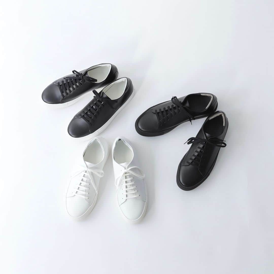 Factelier(ファクトリエ)さんのインスタグラム写真 - (Factelier(ファクトリエ)Instagram)「【NEW】きれいめ志向のすべての人に。ドレスシューズのようなスニーカーがリニューアルして新登場！ . 「10年後も愛用できる靴を作りたい」という想いで、大阪の婦人靴工場「インターナショナルシューズ」が手掛けた、まるで革靴のようにドレッシーなスニーカー。 . ロゴや装飾がない、究極にシンプルなデザインで、ビジネスシーンにも休日のきれいめカジュアルにも、どんなスタイルにも合わせることができます。 . カラーはALLブラック、ホワイト、ブラックの3色展開。 . 2021年に誕生後、履き心地と耐久性がさらにアップし新登場です。 . . ＜特徴＞ ①2年間で5回のもの改良を繰り返し 　履き心地の良さと高い耐久性を実現 . ②歩きやすく疲れにくい。 　たどり着いた独自開発の 　モチモチしたソール . ③靴ズレしにくい。 　婦人靴作りの技術が詰まった 　かかとの「レザーカウンター」 . ④上品な光沢を放つ 　高級感漂うアッパーのレザー . ⑤ステッチを極力減らしたミニマルなデザイン . ⑥楽なのにフィット感抜群。 　横幅はややゆったり、かかとはキュッと . ⑦輝く未来を歩めるように 　「brightway」に込められた想い . ⑧サイズ選びの参考情報 . ⑨ソール交換も可能。 　～ファクトリエのお客様は特典付き～ . . ▶︎ブライトウェイ ドレス仕立てのレザースニーカー color：ホワイト,ブラック,オールブラック mens size：EU40(JP25.5)〜EU44 (JP27.5) https://bit.ly/425lH5f  womens size：EU35 (JP22.5)〜EU40 (JP25.0) https://bit.ly/3Ntv7TQ  price：¥ 33,000 . . ---------- 語れるもので日々を豊かに . ファクトリエはメイドインジャパンの 工場直結ファッションブランドです。 職人の情熱と最高の技術がつまった、 人に語りたくなるものを長く大切に 使ってもらいたい、そんな想いと共に 語れる本物をお届けします。 . ▽公式サイトはプロフィールのURLから @factelier . . #ファクトリエ #factelier #メイドインジャパン #日本製 #ベーシック #良いものを長く #クラフトマンシップ #語れるもので日々を豊かに #brightway #ブライトウェイ #インターナショナルシューズ #レザースニーカー #きれいめスニーカー #ビジネススニーカー #ビジネスカジュアル  #大人のスニーカー」4月28日 20時00分 - factelier