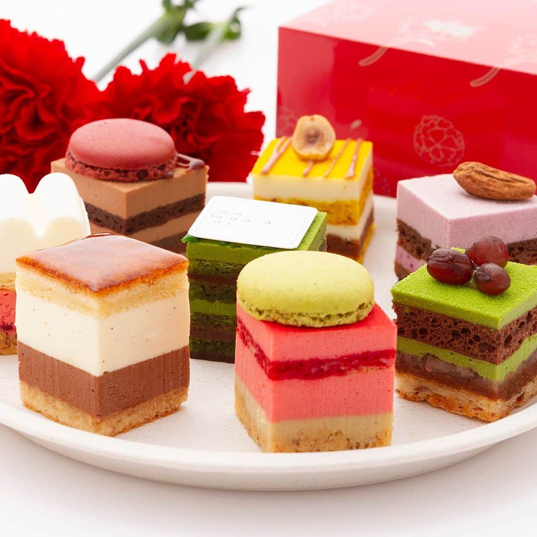 pâtisserie Sadaharu AOKI parisのインスタグラム：「5月14日（日）は母の日💐 サダハルアオキ公式オンラインショップでは、母の日限定のケーキセットをご用意いたします。  「デギュスタシオン フェット デュ メール」は、8種のケーキが少しずつ味わえるケーキセット。 定番人気のフレーバーに、季節限定ケーキ5種をプラスしました。母の日限定パッケージで登場です。  遠方でなかなか会えないお母さんに「ありがとう」の気持ちを届けてみてはいかがでしょうか？  【販売店舗】　 サダハルアオキ オンラインショップ  【販売期間】　 販売中～5月14日（日）まで（予定）」