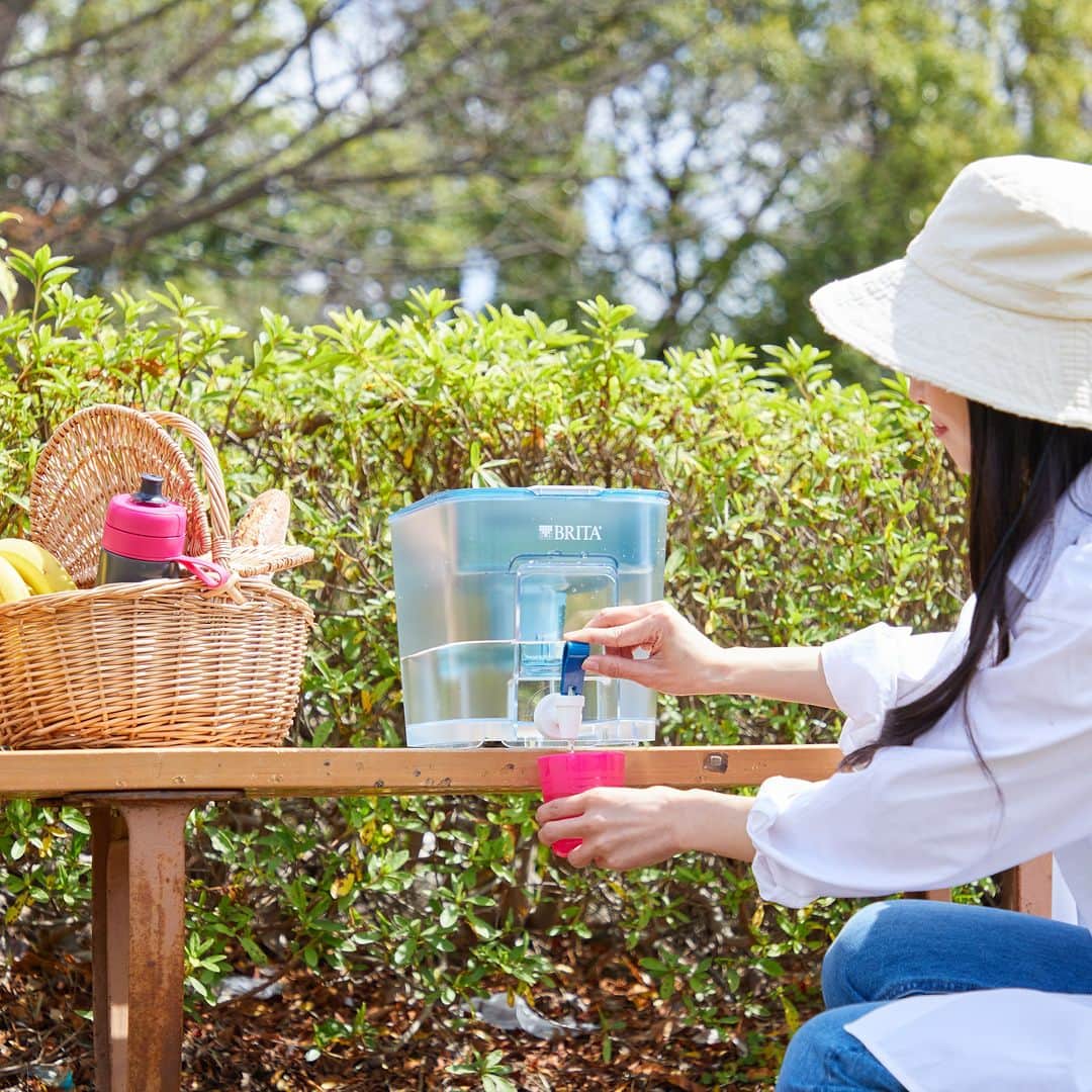 BRITA Japanのインスタグラム：「いよいよゴールデンウィーク！ お出かけ計画の中にアウトドアレジャーを検討している方も多いのではないでしょうか。 アウトドアレジャーにもブリタは大活躍です。 キャンプやBBQなど野外での料理や食事におすすめなのがウォーターサーバーの代わりにもなる人気の「タンク型浄水器 フロー」 空のまま持って行って現地で水道水を入れれば良いので、ペットボトルの水を持っていくより軽く、かさばりません。  ソロキャンプや子どもたちとのハイキングなどにはボトル型浄水器 アクティブも便利。 ボトル型浄水器 アクティブは、コップがついているのでお子さんに分けてあげることも出来ますし、コップをフタにしておけば、こぼれることもなく安心。  楽しいレジャーシーズンのお供にぜひご活用ください。  ⚠️使用に際しては、自治体が供給する水道水（常時管理され、法的規則に従った安全な飲用水）をろ過してください。  #ゴールデンウィーク #ブリタ #ブリタ #浄水器 #浄水ポット #タンク型浄水器 #ウォーターサーバー #ボトル型浄水器  #浄水カートリッジ #浄水フィルター #ブリタのある生活 #ペットボトルよりブリタ #sdgs #環境問題 #エコ #サスティナブル #サステイナブル #サステナブル #キャンプおすすめ　#キャンプ用品　#アウトドア　#アウトドア用品」