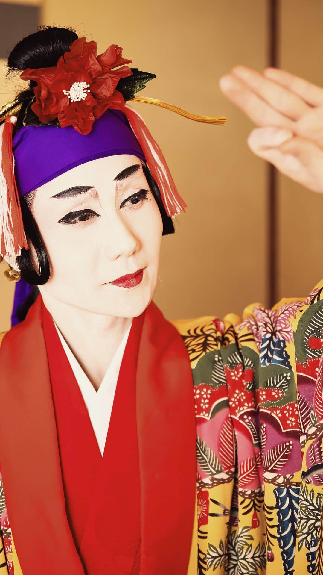 Be.okinawaのインスタグラム：「[Ryukyuan Classical Dance] Ryukyuan dance is a representative traditional performing art of Japan, which was designated as a National Important Intangible Cultural Property in September 2009. The themes of the dances celebrate life, love, and a bountiful harvest. The gorgeous Bingata costumes and props also have full of symbolism. Sasagirian offers you an opportunity to enjoy this beautiful classical dance up close that has been handed down since the Ryukyu Kingdom period. For more information and reservations, please contact to @sasagirian_okinawa   #okinawa #japantravel #okinawajapan #japantrip #japanexplore #okinawatrip #pov #traditionalperformance #bingata #okinawatravel #okinawaexperience #ryukyu」